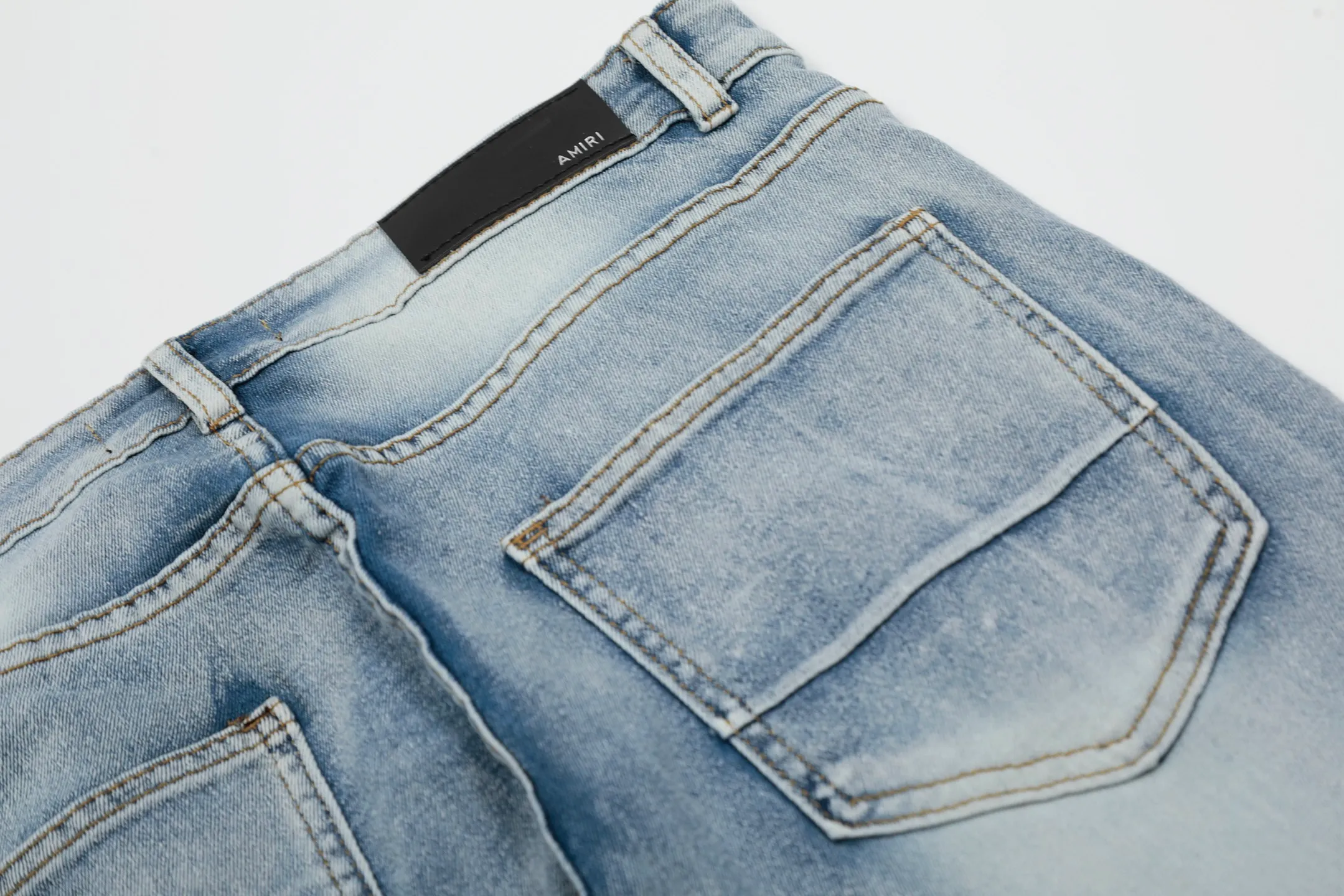 #M40 P168💰 Amiri classic embroidered patched leather ripped letter jeans, slim fit jeans, produced by a major washed factory, full of high-end feel, partially destroyed knee design with leather patch design, has been used as a facade design, leather waist nameplate, the focus of this style is not on the washing, but on the destroyed shape and version. The secret lies in the craftsmanship of the master. The cost of post-processing, grinding, cutting, etc. is far beyond the cost of assembly line products. Color: Picture color Size: 30-32-34-36