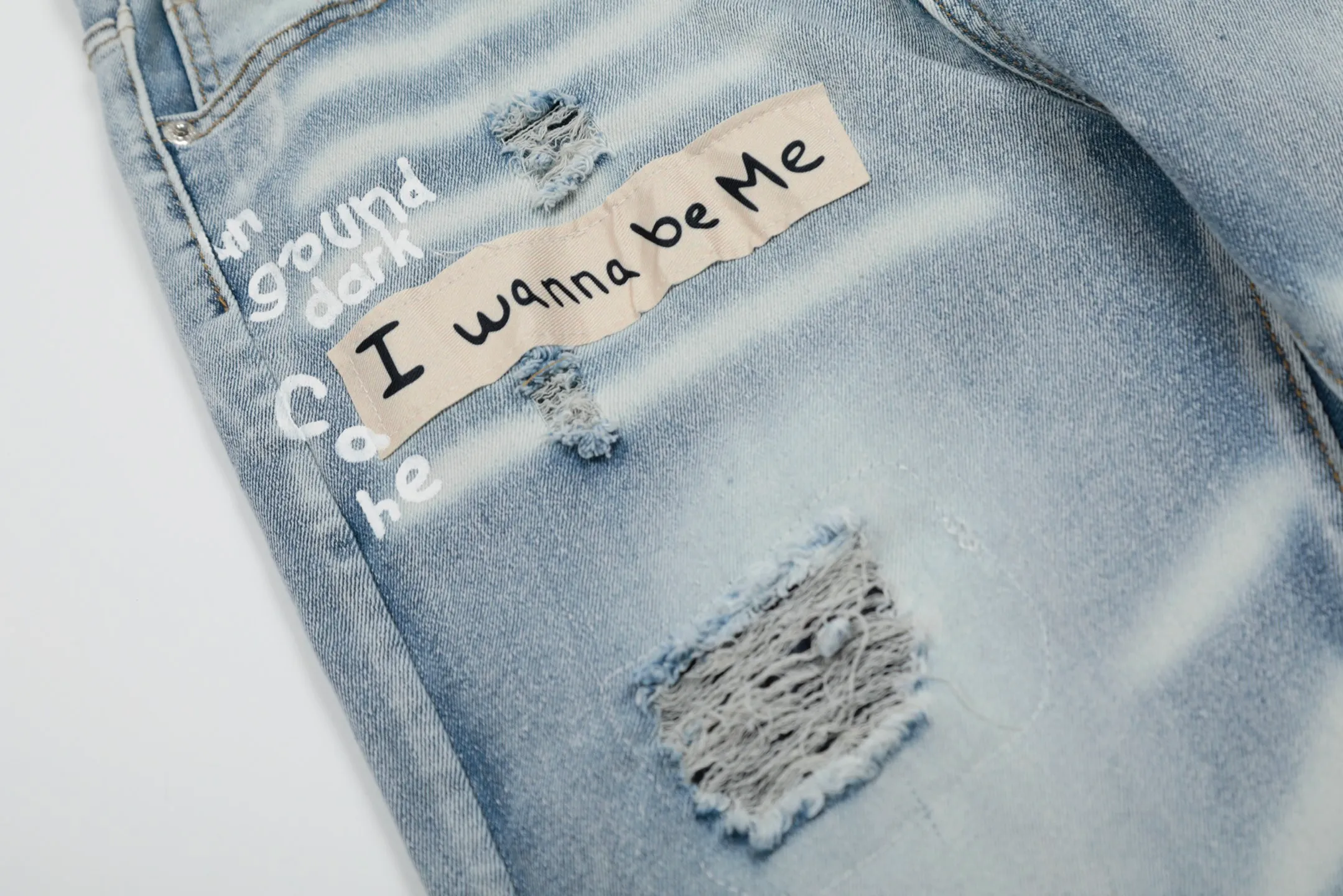 #M40 P168💰 Amiri classic embroidered patched leather ripped letter jeans, slim fit jeans, produced by a major washed factory, full of high-end feel, partially destroyed knee design with leather patch design, has been used as a facade design, leather waist nameplate, the focus of this style is not on the washing, but on the destroyed shape and version. The secret lies in the craftsmanship of the master. The cost of post-processing, grinding, cutting, etc. is far beyond the cost of assembly line products. Color: Picture color Size: 30-32-34-36