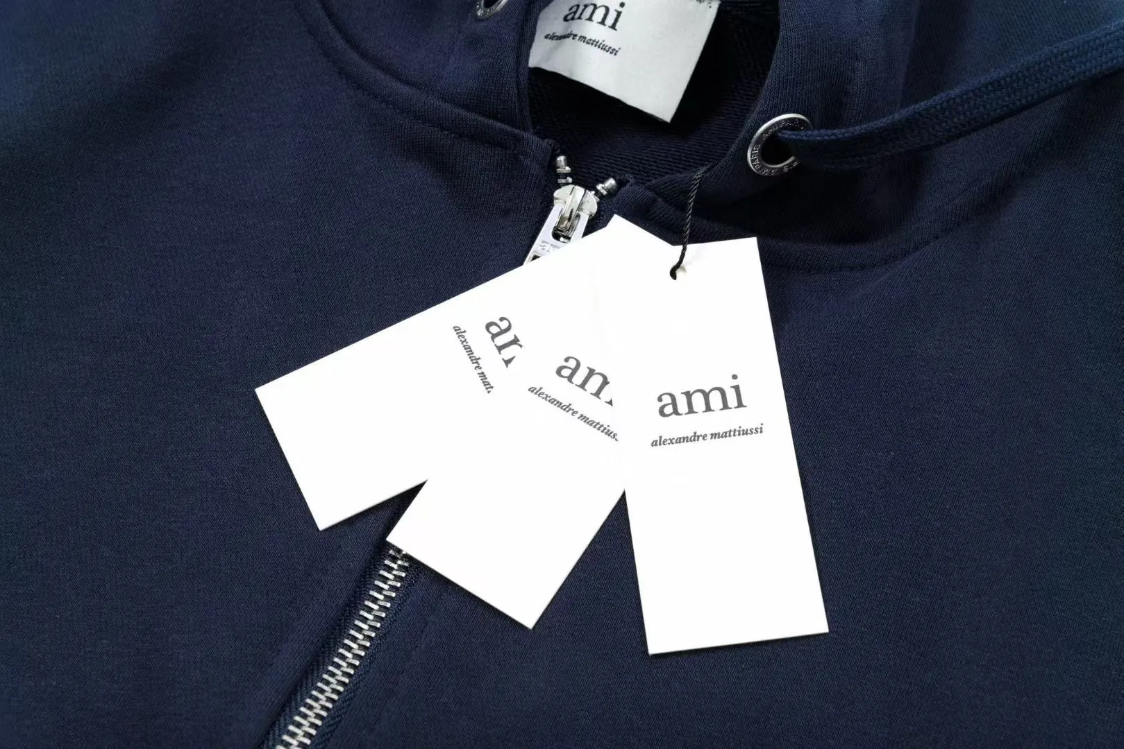 669# AMI Paris 2025 autumn and winter new product ADC small love embroidered hooded cardigan sweatshirt. Customized 360g pure cotton fabric. New main wheat. Washable wheat QR code can be scanned. Same style for men and women. Color: black, white, orchid, gray, light green, dark green. Size: S-XL