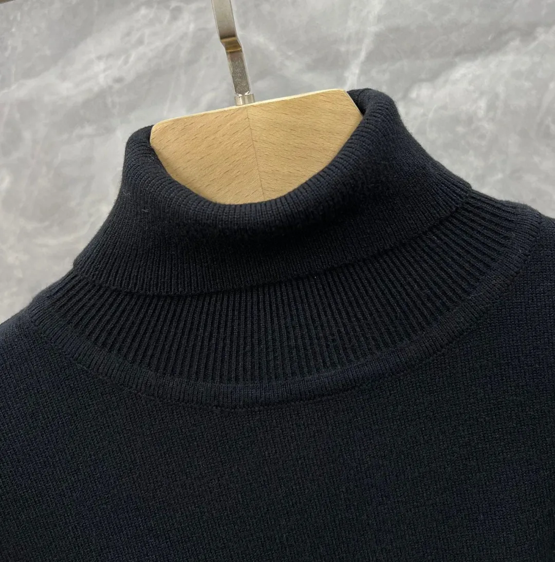 🅿️260 AMI AMI complete with 3 labels Logo embroidered turtleneck sweater Premium wool blended sweater High-end customized collection for men and women Affiliated to the brand's high-end main line Patented top-grade yarn blend Interprets conventional styles with innovation The fabric configuration is subversive The details are remarkable The most anticipated sweater in winter 24 Full of high-end sense The brand designated Zhejiang processing factory flows out Super cost-effective Meri wool yarn is of excellent quality. It feels super soft, delicate, soft, non-pilling and non-deforming. It is available at all major counters at the same time. It is a must-have product every year. The product seems simple, the process is extremely complicated, and the upper body is not picky. The upper body is extremely skin-friendly and comfortable. It can be worn close to the body with an outer jacket or as an outer layer. Color: Black White Size: M L XL 2XL 3XL