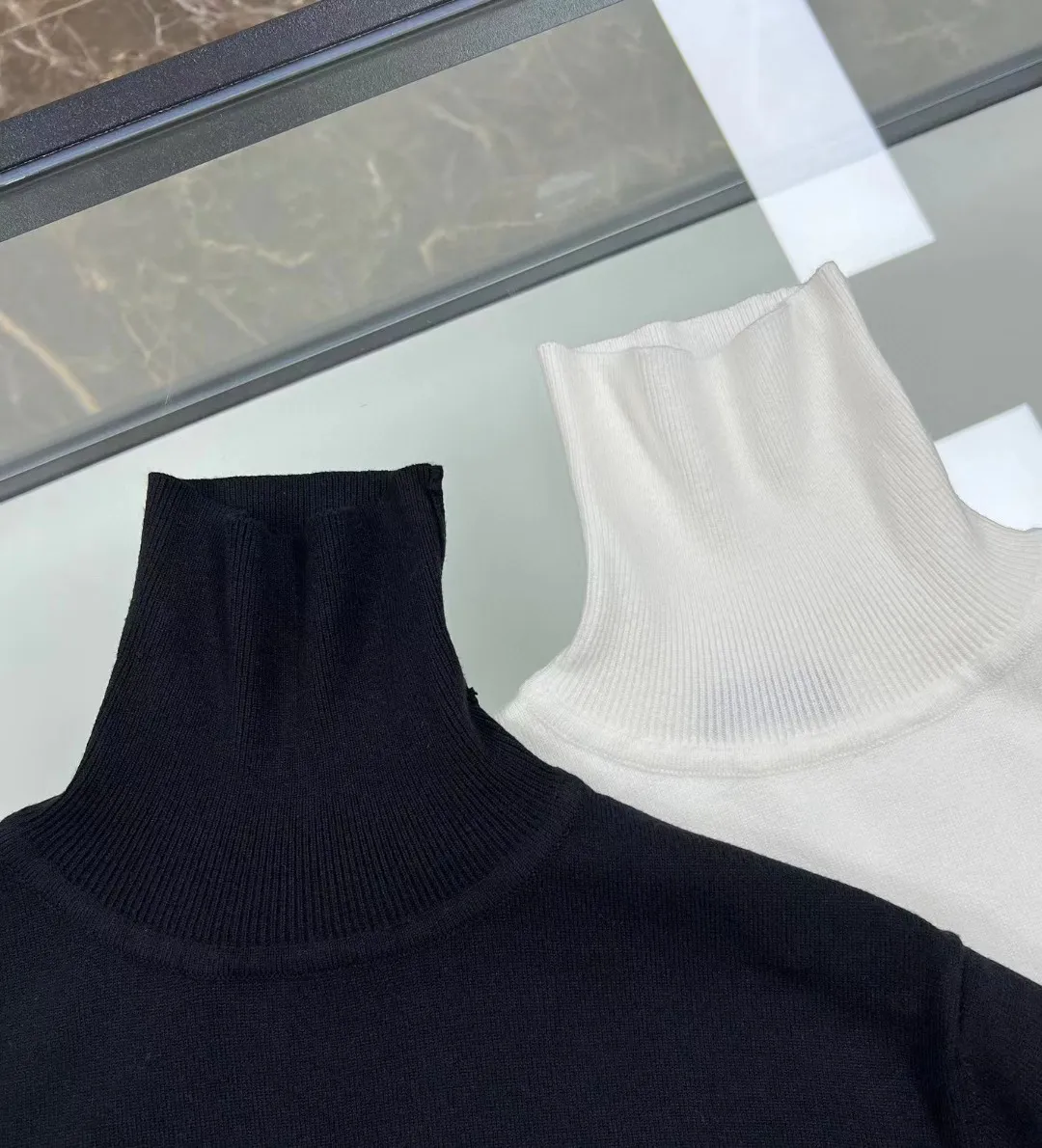 🅿️260 AMI AMI complete with 3 labels Logo embroidered turtleneck sweater Premium wool blended sweater High-end customized collection for men and women Affiliated to the brand's high-end main line Patented top-grade yarn blend Interprets conventional styles with innovation The fabric configuration is subversive The details are remarkable The most anticipated sweater in winter 24 Full of high-end sense The brand designated Zhejiang processing factory flows out Super cost-effective Meri wool yarn is of excellent quality. It feels super soft, delicate, soft, non-pilling and non-deforming. It is available at all major counters at the same time. It is a must-have product every year. The product seems simple, the process is extremely complicated, and the upper body is not picky. The upper body is extremely skin-friendly and comfortable. It can be worn close to the body with an outer jacket or as an outer layer. Color: Black White Size: M L XL 2XL 3XL