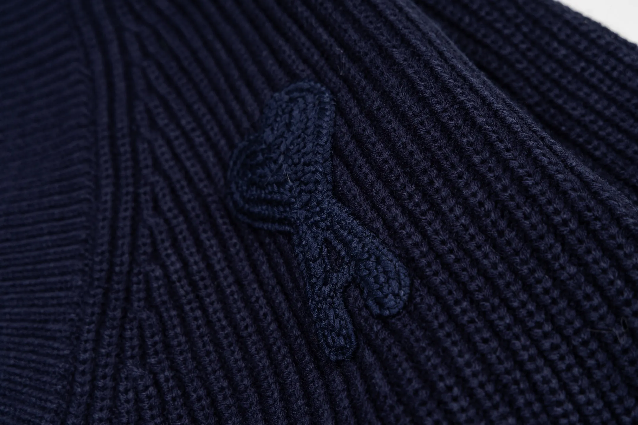 🅿️560 Ami knitted love stripe contrasting V-neck sweater (navy blue). The original version was purchased for 2,299 and developed. The fabric is made of alpaca wool to maintain a stable shape. The stitching is even and firm, and the details are meticulously handled, reflecting the brand's strict control over quality. The overall design is simple and elegant, suitable for various occasions. Whether it is business or leisure, it can show an elegant and decent style. The overall wiring is straight and delicate, the fabric is comfortable and soft, and the color is consistent without color difference. It can be matched with the same style to create a fashionable look, and can be used in various occasions. Customized accessories, complete with three standards, the same style for men and women. Size:S-M-L-XL