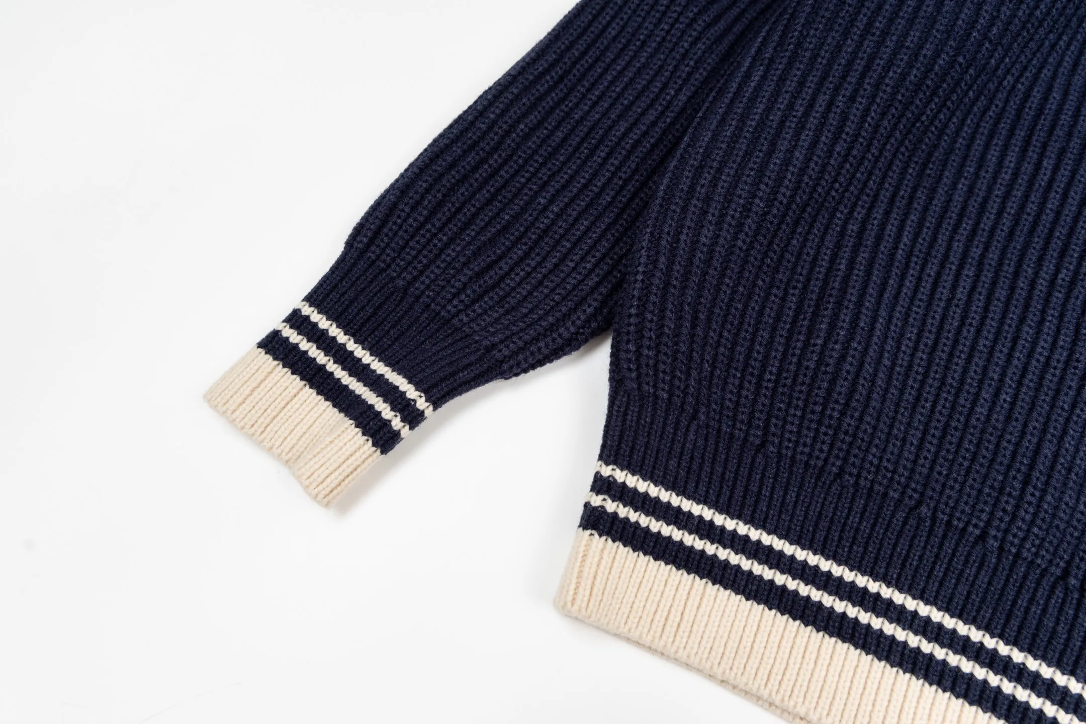 🅿️560 Ami knitted love stripe contrasting V-neck sweater (navy blue). The original version was purchased for 2,299 and developed. The fabric is made of alpaca wool to maintain a stable shape. The stitching is even and firm, and the details are meticulously handled, reflecting the brand's strict control over quality. The overall design is simple and elegant, suitable for various occasions. Whether it is business or leisure, it can show an elegant and decent style. The overall wiring is straight and delicate, the fabric is comfortable and soft, and the color is consistent without color difference. It can be matched with the same style to create a fashionable look, and can be used in various occasions. Customized accessories, complete with three standards, the same style for men and women. Size:S-M-L-XL