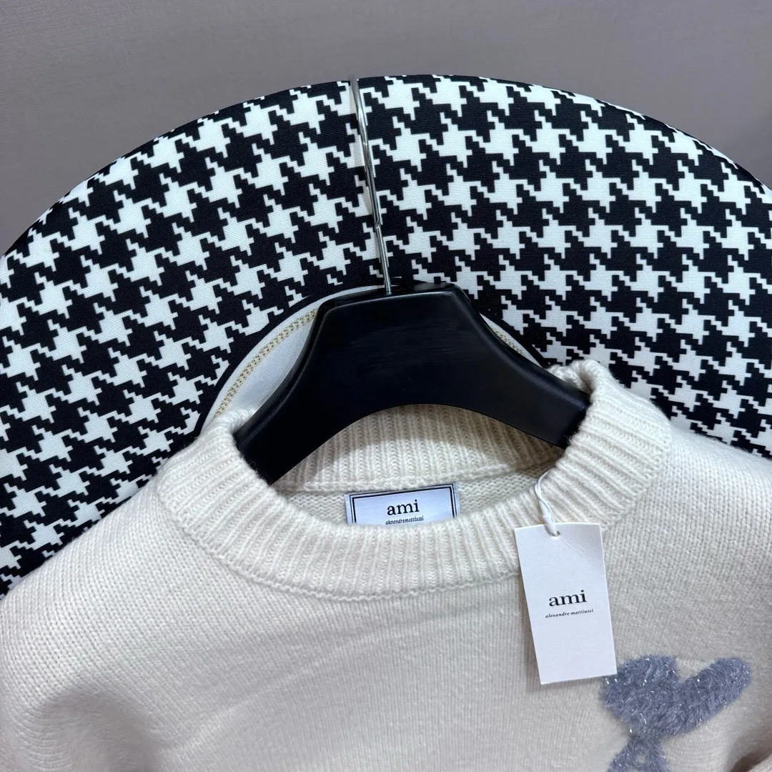 🅿️350 AMI PARIS AMI*24 Christmas and New Year limited edition sweater new product Silver wool blended with love soft and waxy feel knitted crew neck sweater Oversize version Soft and waxy custom wool with super gentle cloud color Imported jacquard woven amiloge wool pieces are spliced on the sewing plate. After four times of roughening, the pattern is finally pulled out to the same length as the original board. Accessories 1:1 ami main mark (the main mark is manually sewn by hand)