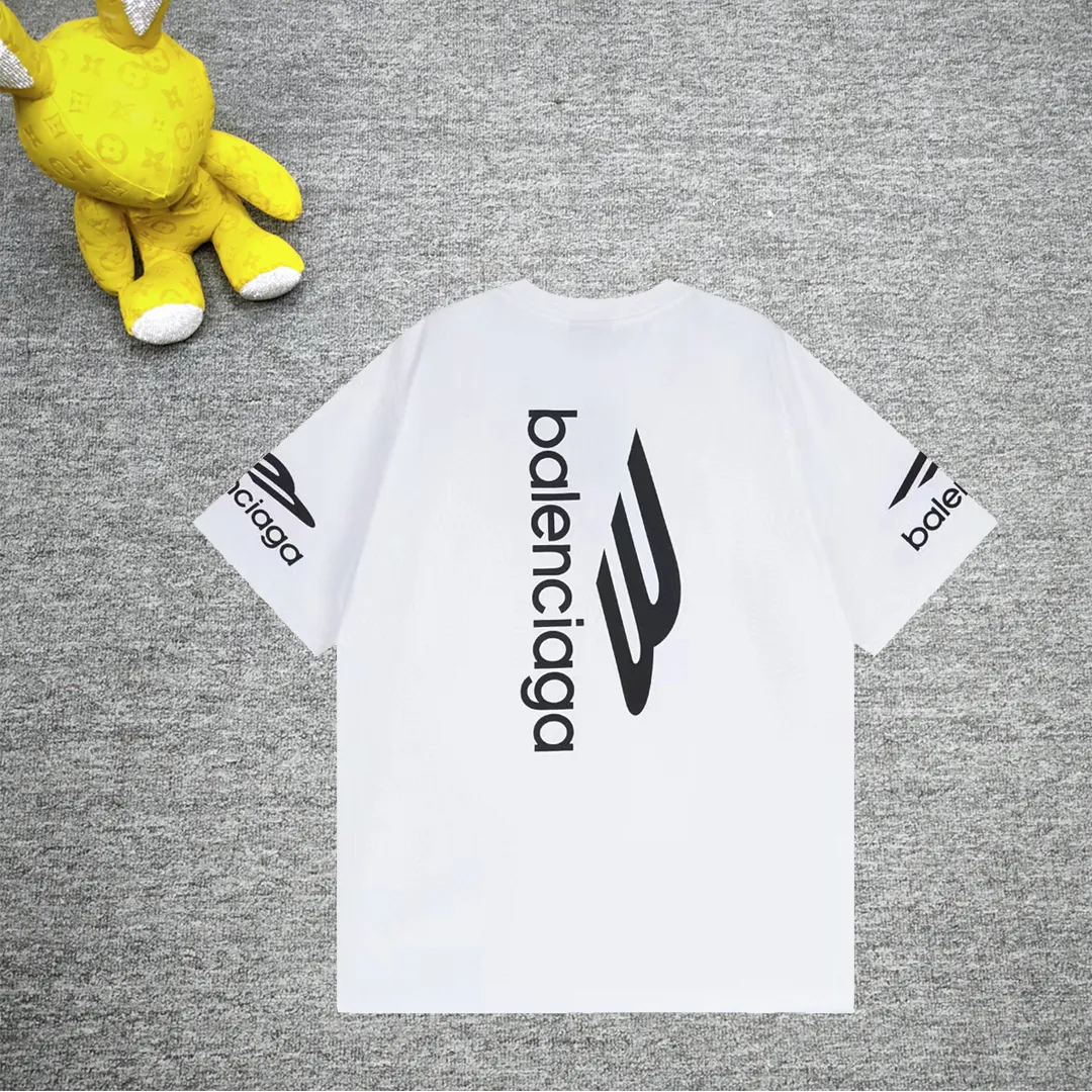 Top tested version BALENCIAGA/balenciaga 2024 SS large LOGO printed ski series short-sleeved T-shirt ✅No.1 quality in this market, real ceiling quality ✅All original development pay attention to detail pictures to avoid mixed distribution of stolen pictures by merchants ✅Correct 260g custom-woven and dyed double yarn pure cotton fabric, custom-dyed threads without color difference ✅Correct imported material printing, Conley machine white ink direct injection process, letters are clear and three-dimensional, firm and do not fall off ✅Overweight process, consistent with the original version Differentiating market currency, here is an explanation of why mine is a little more expensive than others, 1. It seems to be simple printing or embroidery, but it is not simple at all. 10000% imported machine restoration is not just a lip service. You are welcome to compare with peers. 2. Each model is produced by the company. The details of the workmanship and fabrics are consistent with the original ones. There is no color difference between the ones at the counters. Re-engraving is not scary. Whoever is fake is embarrassed. It’s not shameful to make a replica, it’s shameful if you can’t buy the correct version if you make a replica. 3. Note that the threaded collars are all original collars of certain countries and regions, with high wrapping. The width of the neckline and cabinets are accurate to the millimeter. Thick necklines are not easy to deform. The collars of high-end products are all restored cabinets. They are different from the big collars in the world. Ordinary garbage short-sleeves are printed with a print. The clavicle of the upper body is exposed. Please be patient. Customers who have bought genuine products or have seen genuine products will come back to place orders again. This is quality. This is quality. 4. Different styles of washed wheat main wheat, including imported wheat, have different colors and codes. Really restore the counter. As we all know, Balenciaga has different English or different colors on the collar labels of each quarter. This distinguishes the fast food products with the same common main wheat washed wheat. 5. Pay attention to the workmanship. The stitching at the neckline has no folds, smooth and natural without overlapping lines, and truly restores this. This is something that many people cannot do. 6. The fabric is made of 260g Paris-specific double yarn. No one can make better fabrics than my family. There's really no way to compare it with the ordinary version on the market. Respect it. It's genuine and costs thousands of dollars anyway. Don't buy street stalls. Quality 7. The workmanship is fully restored. The packaging is fully restored. The cost is huge. 8. I guarantee here that this is the highest quality you can find. Color: Black Size: XS--L P:260