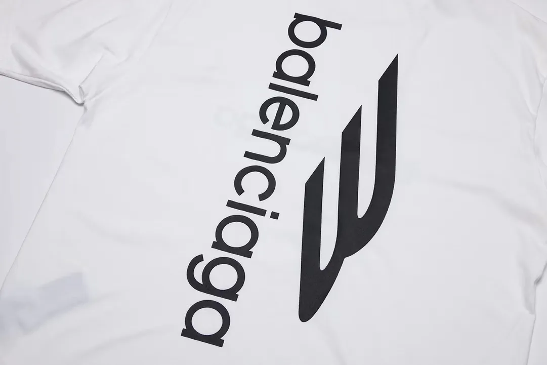 Top tested version BALENCIAGA/balenciaga 2024 SS large LOGO printed ski series short-sleeved T-shirt ✅No.1 quality in this market, real ceiling quality ✅All original development pay attention to detail pictures to avoid mixed distribution of stolen pictures by merchants ✅Correct 260g custom-woven and dyed double yarn pure cotton fabric, custom-dyed threads without color difference ✅Correct imported material printing, Conley machine white ink direct injection process, letters are clear and three-dimensional, firm and do not fall off ✅Overweight process, consistent with the original version Differentiating market currency, here is an explanation of why mine is a little more expensive than others, 1. It seems to be simple printing or embroidery, but it is not simple at all. 10000% imported machine restoration is not just a lip service. You are welcome to compare with peers. 2. Each model is produced by the company. The details of the workmanship and fabrics are consistent with the original ones. There is no color difference between the ones at the counters. Re-engraving is not scary. Whoever is fake is embarrassed. It’s not shameful to make a replica, it’s shameful if you can’t buy the correct version if you make a replica. 3. Note that the threaded collars are all original collars of certain countries and regions, with high wrapping. The width of the neckline and cabinets are accurate to the millimeter. Thick necklines are not easy to deform. The collars of high-end products are all restored cabinets. They are different from the big collars in the world. Ordinary garbage short-sleeves are printed with a print. The clavicle of the upper body is exposed. Please be patient. Customers who have bought genuine products or have seen genuine products will come back to place orders again. This is quality. This is quality. 4. Different styles of washed wheat main wheat, including imported wheat, have different colors and codes. Really restore the counter. As we all know, Balenciaga has different English or different colors on the collar labels of each quarter. This distinguishes the fast food products with the same common main wheat washed wheat. 5. Pay attention to the workmanship. The stitching at the neckline has no folds, smooth and natural without overlapping lines, and truly restores this. This is something that many people cannot do. 6. The fabric is made of 260g Paris-specific double yarn. No one can make better fabrics than my family. There's really no way to compare it with the ordinary version on the market. Respect it. It's genuine and costs thousands of dollars anyway. Don't buy street stalls. Quality 7. The workmanship is fully restored. The packaging is fully restored. The cost is huge. 8. I guarantee here that this is the highest quality you can find. Color: Black Size: XS--L P:260