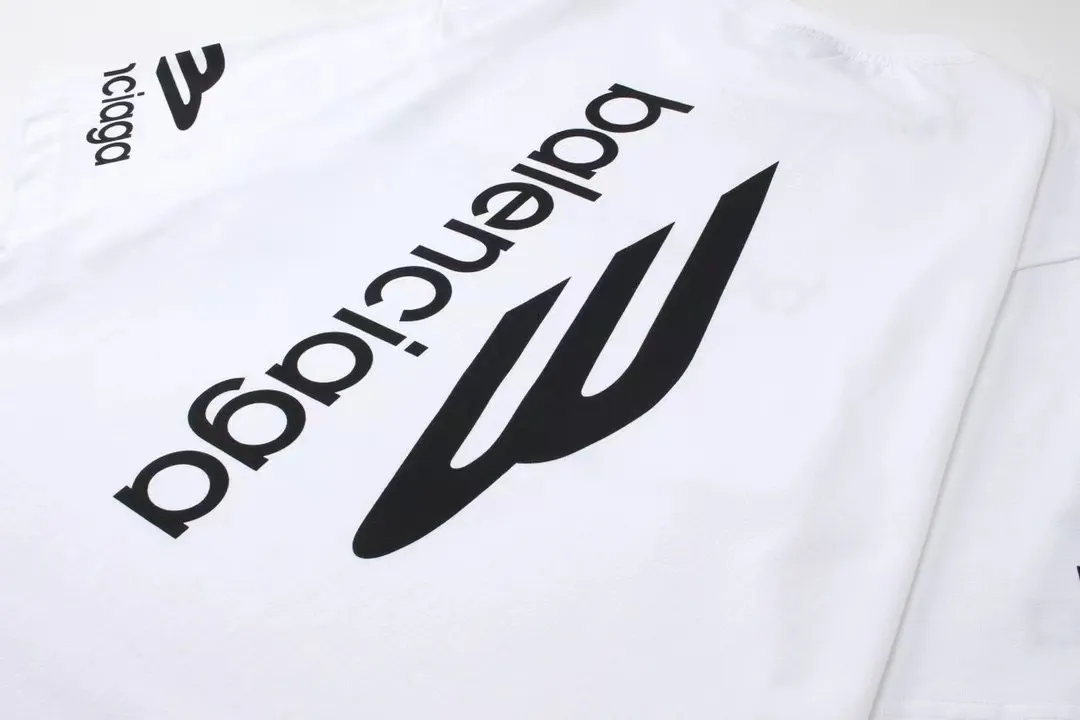 Top tested version BALENCIAGA/balenciaga 2024 SS large LOGO printed ski series short-sleeved T-shirt ✅No.1 quality in this market, real ceiling quality ✅All original development pay attention to detail pictures to avoid mixed distribution of stolen pictures by merchants ✅Correct 260g custom-woven and dyed double yarn pure cotton fabric, custom-dyed threads without color difference ✅Correct imported material printing, Conley machine white ink direct injection process, letters are clear and three-dimensional, firm and do not fall off ✅Overweight process, consistent with the original version Differentiating market currency, here is an explanation of why mine is a little more expensive than others, 1. It seems to be simple printing or embroidery, but it is not simple at all. 10000% imported machine restoration is not just a lip service. You are welcome to compare with peers. 2. Each model is produced by the company. The details of the workmanship and fabrics are consistent with the original ones. There is no color difference between the ones at the counters. Re-engraving is not scary. Whoever is fake is embarrassed. It’s not shameful to make a replica, it’s shameful if you can’t buy the correct version if you make a replica. 3. Note that the threaded collars are all original collars of certain countries and regions, with high wrapping. The width of the neckline and cabinets are accurate to the millimeter. Thick necklines are not easy to deform. The collars of high-end products are all restored cabinets. They are different from the big collars in the world. Ordinary garbage short-sleeves are printed with a print. The clavicle of the upper body is exposed. Please be patient. Customers who have bought genuine products or have seen genuine products will come back to place orders again. This is quality. This is quality. 4. Different styles of washed wheat main wheat, including imported wheat, have different colors and codes. Really restore the counter. As we all know, Balenciaga has different English or different colors on the collar labels of each quarter. This distinguishes the fast food products with the same common main wheat washed wheat. 5. Pay attention to the workmanship. The stitching at the neckline has no folds, smooth and natural without overlapping lines, and truly restores this. This is something that many people cannot do. 6. The fabric is made of 260g Paris-specific double yarn. No one can make better fabrics than my family. There's really no way to compare it with the ordinary version on the market. Respect it. It's genuine and costs thousands of dollars anyway. Don't buy street stalls. Quality 7. The workmanship is fully restored. The packaging is fully restored. The cost is huge. 8. I guarantee here that this is the highest quality you can find. Color: Black Size: XS--L P:260