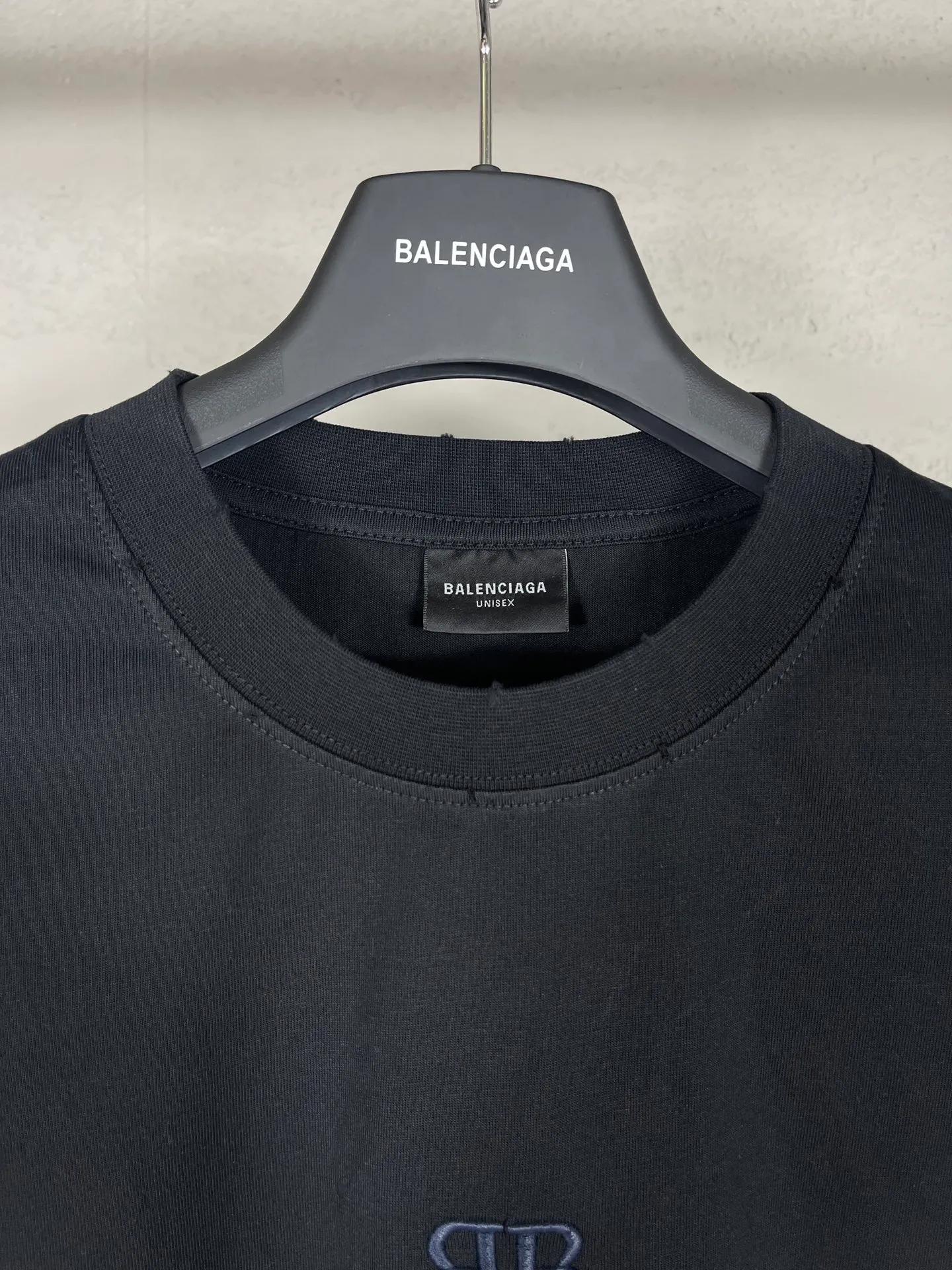🅿️186 Actual pictures [Top version. Official website quality] BALENCI*GA/Paris BALENCI*GA# New model, classic LOGO embroidery, water-worn and damaged, distressed short-sleeved T-shirt. It is synchronized with the brick cabinet. The old and worn ZP is the same, welcome to compare. The fabric is made of Paris ZP custom-woven and dyed 100% cotton double-yarn compact cotton. The weight is 260 grams. The cloth surface is clean. The cloth pattern is clear. Soft and comfortable. Good color fastness. Not easy to change color. The threads are woven and dyed with no color difference. The embroidery uses a Tajima embroidery machine, the letters are three-dimensional, and the ready-made garments are washed, worn and worn, and are extremely heavy-duty. Jubie market makes goods based on pictures. Comparisons welcome. Restore brick cabinet. The version adopts OS loose shoulder version. Same style for men and women. Code: BL223382 Color: Black. Pink Size: XS to L