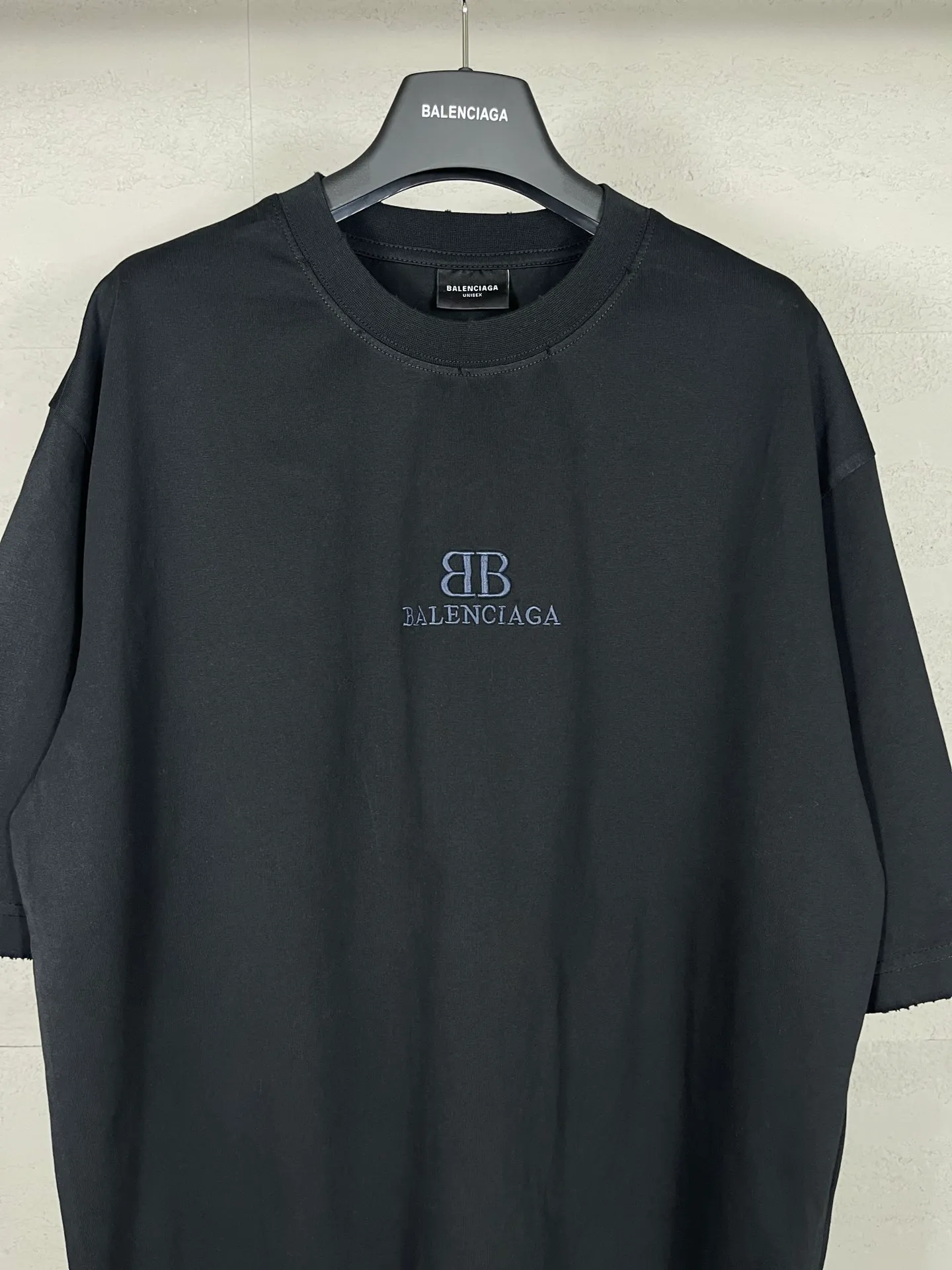 🅿️186 Actual pictures [Top version. Official website quality] BALENCI*GA/Paris BALENCI*GA# New model, classic LOGO embroidery, water-worn and damaged, distressed short-sleeved T-shirt. It is synchronized with the brick cabinet. The old and worn ZP is the same, welcome to compare. The fabric is made of Paris ZP custom-woven and dyed 100% cotton double-yarn compact cotton. The weight is 260 grams. The cloth surface is clean. The cloth pattern is clear. Soft and comfortable. Good color fastness. Not easy to change color. The threads are woven and dyed with no color difference. The embroidery uses a Tajima embroidery machine, the letters are three-dimensional, and the ready-made garments are washed, worn and worn, and are extremely heavy-duty. Jubie market makes goods based on pictures. Comparisons welcome. Restore brick cabinet. The version adopts OS loose shoulder version. Same style for men and women. Code: BL223382 Color: Black. Pink Size: XS to L