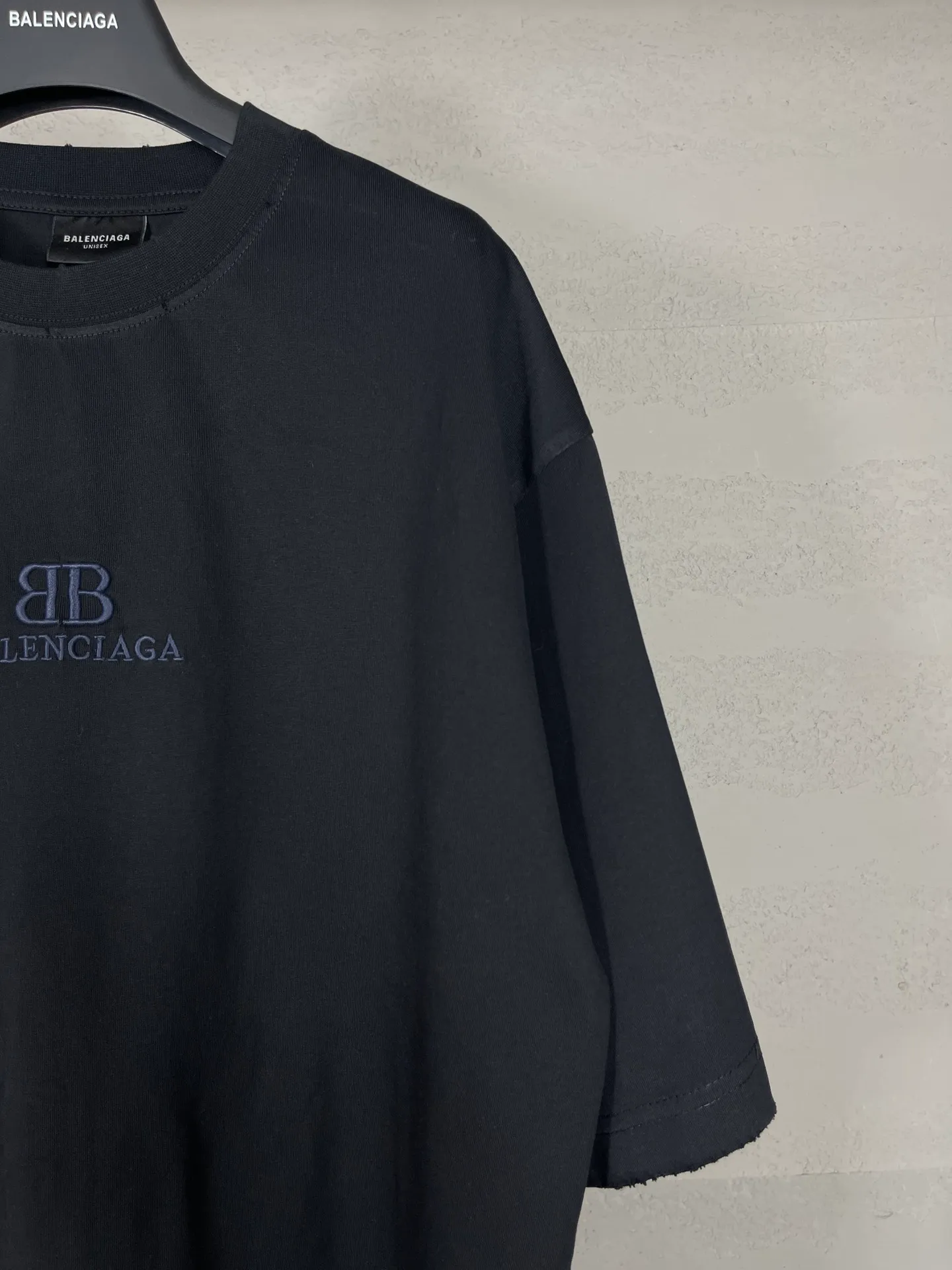 🅿️186 Actual pictures [Top version. Official website quality] BALENCI*GA/Paris BALENCI*GA# New model, classic LOGO embroidery, water-worn and damaged, distressed short-sleeved T-shirt. It is synchronized with the brick cabinet. The old and worn ZP is the same, welcome to compare. The fabric is made of Paris ZP custom-woven and dyed 100% cotton double-yarn compact cotton. The weight is 260 grams. The cloth surface is clean. The cloth pattern is clear. Soft and comfortable. Good color fastness. Not easy to change color. The threads are woven and dyed with no color difference. The embroidery uses a Tajima embroidery machine, the letters are three-dimensional, and the ready-made garments are washed, worn and worn, and are extremely heavy-duty. Jubie market makes goods based on pictures. Comparisons welcome. Restore brick cabinet. The version adopts OS loose shoulder version. Same style for men and women. Code: BL223382 Color: Black. Pink Size: XS to L
