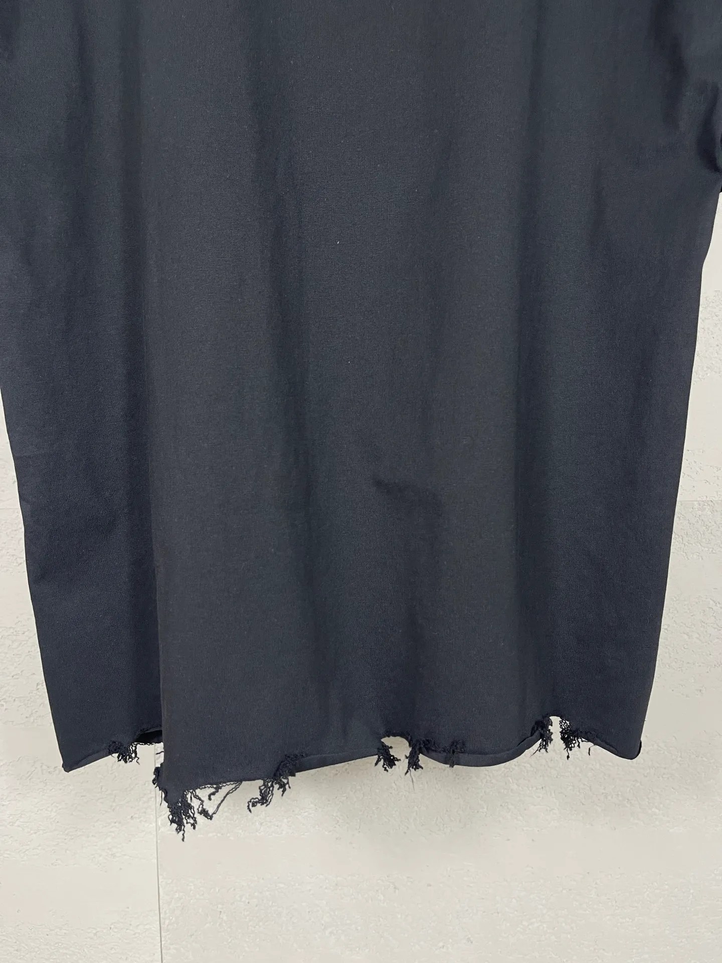 🅿️186 Actual pictures [Top version. Official website quality] BALENCI*GA/Paris BALENCI*GA# New model, classic LOGO embroidery, water-worn and damaged, distressed short-sleeved T-shirt. It is synchronized with the brick cabinet. The old and worn ZP is the same, welcome to compare. The fabric is made of Paris ZP custom-woven and dyed 100% cotton double-yarn compact cotton. The weight is 260 grams. The cloth surface is clean. The cloth pattern is clear. Soft and comfortable. Good color fastness. Not easy to change color. The threads are woven and dyed with no color difference. The embroidery uses a Tajima embroidery machine, the letters are three-dimensional, and the ready-made garments are washed, worn and worn, and are extremely heavy-duty. Jubie market makes goods based on pictures. Comparisons welcome. Restore brick cabinet. The version adopts OS loose shoulder version. Same style for men and women. Code: BL223382 Color: Black. Pink Size: XS to L