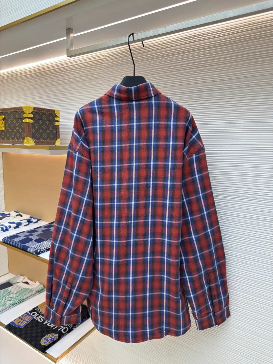 Balenciaga plaid double-layer shirt jacket ●Authentic product: Purchased and developed for 17000 ●Item number: 1680081-B90 ●Fabric: exclusive cotton rhyme plaid fabric ●Technology: made on positioning cutting machine ●Version: fitted version ●Weight: about 1070 grams ●Size: 1-2-3-4 ●Description: Customized 1:1 exclusive cotton rhyme plaid fabric Customized high-end velvet wash water orchid sweatshirt material Clear texture and full texture Comfortable and close to the skin. The classic red and blue plaid is the main tone. The flowing artistic sense. The chest is embellished with Balenciaga patches to highlight the unique charm of the brand. You are in an unparalleled visual feast. The red and blue pattern draws a new chapter in fashion. Infrared positioning cutting machine achieves precise positioning of materials through infrared emitters and infrared receivers. The accuracy can reach the micron level, thereby meeting the effect of high-precision cutting of plaid alignment. The overall wiring is straight and delicate, the fabric is comfortable and soft, and the color is consistent without color difference. It can be matched with the same style to create a fashionable look and control various occasions. Customized accessories, complete with three standards, same style for men and women!