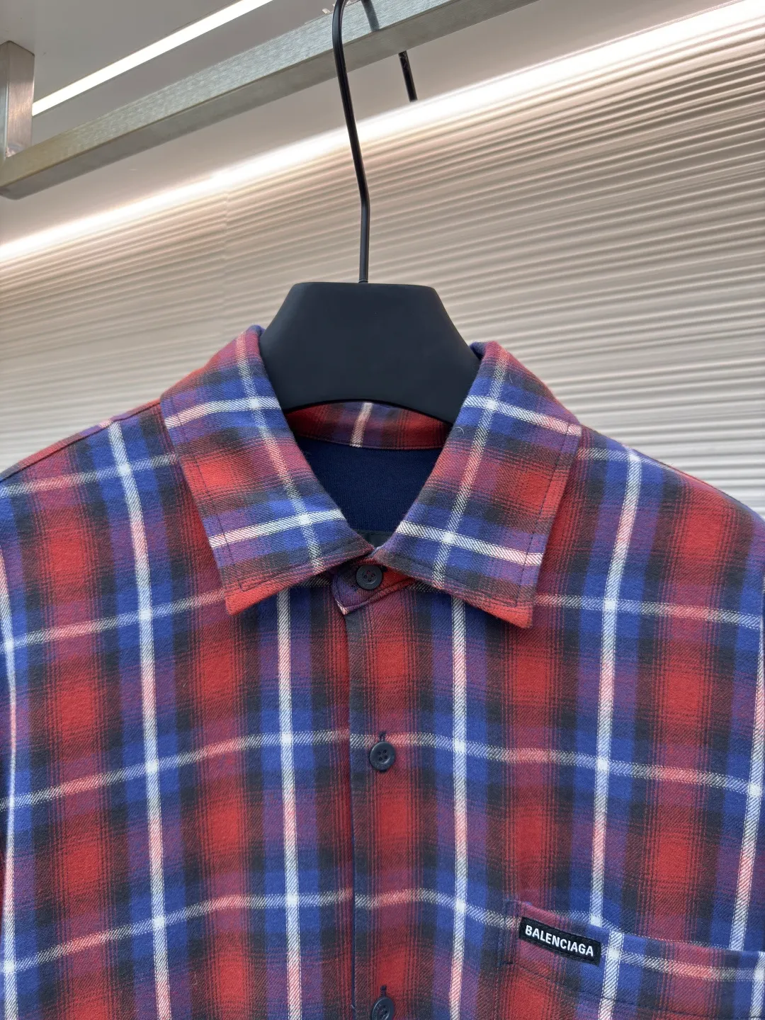 Balenciaga plaid double-layer shirt jacket ●Authentic product: Purchased and developed for 17000 ●Item number: 1680081-B90 ●Fabric: exclusive cotton rhyme plaid fabric ●Technology: made on positioning cutting machine ●Version: fitted version ●Weight: about 1070 grams ●Size: 1-2-3-4 ●Description: Customized 1:1 exclusive cotton rhyme plaid fabric Customized high-end velvet wash water orchid sweatshirt material Clear texture and full texture Comfortable and close to the skin. The classic red and blue plaid is the main tone. The flowing artistic sense. The chest is embellished with Balenciaga patches to highlight the unique charm of the brand. You are in an unparalleled visual feast. The red and blue pattern draws a new chapter in fashion. Infrared positioning cutting machine achieves precise positioning of materials through infrared emitters and infrared receivers. The accuracy can reach the micron level, thereby meeting the effect of high-precision cutting of plaid alignment. The overall wiring is straight and delicate, the fabric is comfortable and soft, and the color is consistent without color difference. It can be matched with the same style to create a fashionable look and control various occasions. Customized accessories, complete with three standards, same style for men and women!