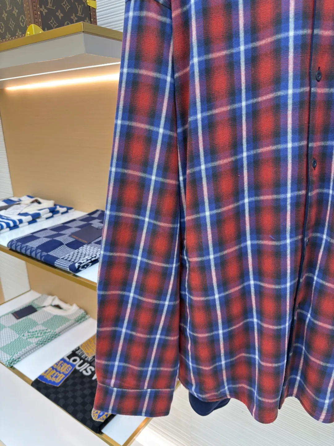 Balenciaga plaid double-layer shirt jacket ●Authentic product: Purchased and developed for 17000 ●Item number: 1680081-B90 ●Fabric: exclusive cotton rhyme plaid fabric ●Technology: made on positioning cutting machine ●Version: fitted version ●Weight: about 1070 grams ●Size: 1-2-3-4 ●Description: Customized 1:1 exclusive cotton rhyme plaid fabric Customized high-end velvet wash water orchid sweatshirt material Clear texture and full texture Comfortable and close to the skin. The classic red and blue plaid is the main tone. The flowing artistic sense. The chest is embellished with Balenciaga patches to highlight the unique charm of the brand. You are in an unparalleled visual feast. The red and blue pattern draws a new chapter in fashion. Infrared positioning cutting machine achieves precise positioning of materials through infrared emitters and infrared receivers. The accuracy can reach the micron level, thereby meeting the effect of high-precision cutting of plaid alignment. The overall wiring is straight and delicate, the fabric is comfortable and soft, and the color is consistent without color difference. It can be matched with the same style to create a fashionable look and control various occasions. Customized accessories, complete with three standards, same style for men and women!