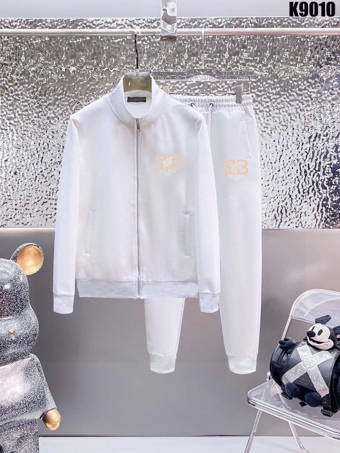 🅿️420 [BALENCIAGA] (Gospel for Fatty) hot-selling suit is coming. Focus on the original version of the official website. 2025 new hot-selling cardigan and sweatshirt suit. The original order is hard to buy🇭🇰. It is the meticulous work of top designers. It has a fitting and perfect upper body effect. All-natural high-quality Roman cotton 100%, close-fitting comfort, noble and elegant! Original hardware embodies elegance and nobility! Counter size: M-5XL (maximum wear up to 220 pounds)