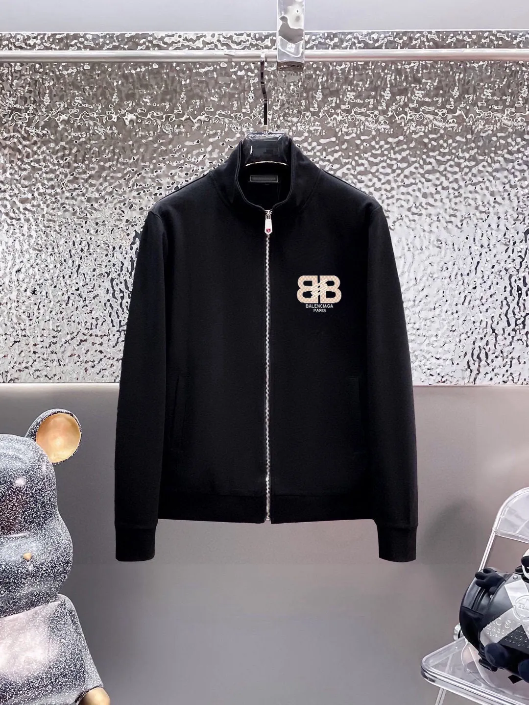 🅿️420 [BALENCIAGA] (Gospel for Fatty) hot-selling suit is coming. Focus on the original version of the official website. 2025 new hot-selling cardigan and sweatshirt suit. The original order is hard to buy🇭🇰. It is the meticulous work of top designers. It has a fitting and perfect upper body effect. All-natural high-quality Roman cotton 100%, close-fitting comfort, noble and elegant! Original hardware embodies elegance and nobility! Counter size: M-5XL (maximum wear up to 220 pounds)