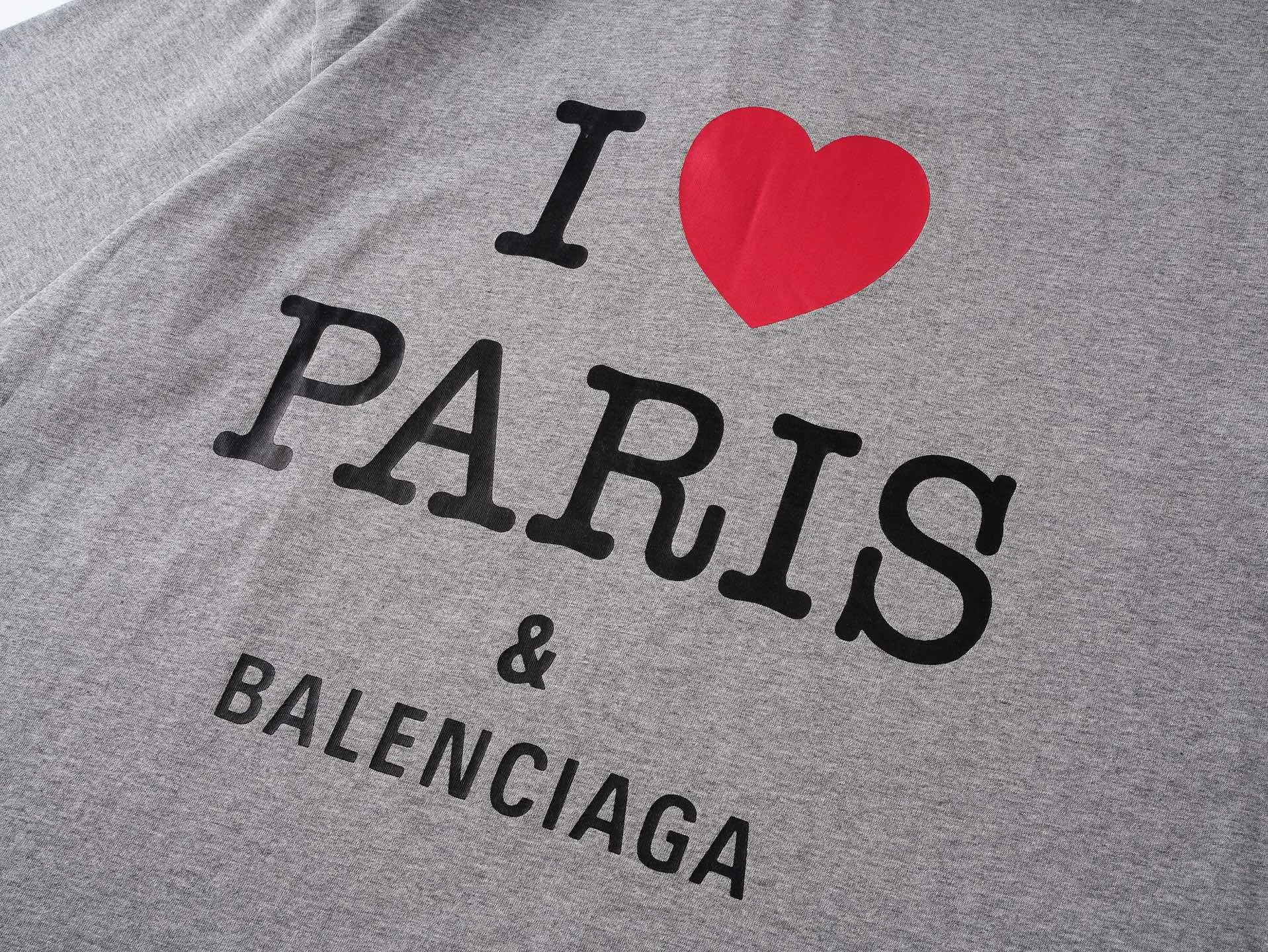 🅿️180 real photos [Top version. Official website quality] BALENCI*GA/Paris.SS24 latest model, front I Love Paris & Balenciaxx art printed short-sleeved T-shirt. Brick cabinet synchronization. Genuine product developed in the first time, happy to print and compare! The fabric is made of Paris ZP custom-woven and dyed cotton double yarn. Weighing 260 grams, the cloth surface is clean. The cloth pattern is clear, soft and comfortable. The threads are dyed with no color difference. The printing uses environmentally friendly imported materials. The letters are clear and the effect is three-dimensional. The version adopts OS loose shoulder design. Same style for men and women. Code: BL223395 Color: off-white, black, floral gray Size: XS S M L