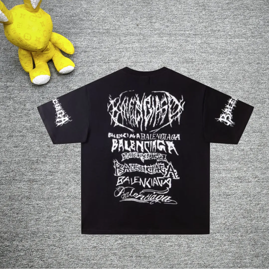The top proven version of Balenciaga/Balenciaga 24SS Year of the Dragon hand-painted graffiti logo fully printed short-sleeved T-shirt everyone has been waiting for! The Year of the Dragon limited edition is finally available! The fabric is made of 16-count single combed compact spun 250g thickened plain weave fabric, washed and dyed on the panel. The front and rear left and right sleeve patterns are all made using an elliptical machine direct injection process. After scanning the pattern, the details of the panel are adjusted manually. Then use large cloth to repeatedly adjust the pattern on the board. The printing is delicate and neat. The ready-made garments are washed softly to ensure no shrinkage. Double-pressing technology is used. The pattern part uses graffiti-style Gothic fonts. The pattern effect is fully restored. The double-layer stitching on the back collar is firm and tight. The double-chain routing on the shoulders. The hem is tightened tightly. The fabric is full of drape. The pattern is consistent. Customized and numbered washing. Only every detail is presented to customers. Size: S-XL P:280