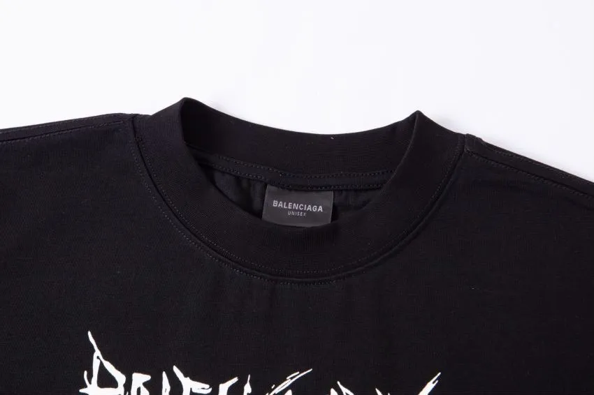 The top proven version of Balenciaga/Balenciaga 24SS Year of the Dragon hand-painted graffiti logo fully printed short-sleeved T-shirt everyone has been waiting for! The Year of the Dragon limited edition is finally available! The fabric is made of 16-count single combed compact spun 250g thickened plain weave fabric, washed and dyed on the panel. The front and rear left and right sleeve patterns are all made using an elliptical machine direct injection process. After scanning the pattern, the details of the panel are adjusted manually. Then use large cloth to repeatedly adjust the pattern on the board. The printing is delicate and neat. The ready-made garments are washed softly to ensure no shrinkage. Double-pressing technology is used. The pattern part uses graffiti-style Gothic fonts. The pattern effect is fully restored. The double-layer stitching on the back collar is firm and tight. The double-chain routing on the shoulders. The hem is tightened tightly. The fabric is full of drape. The pattern is consistent. Customized and numbered washing. Only every detail is presented to customers. Size: S-XL P:280