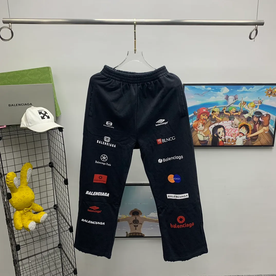 The top tested version [BALENCIAGA] Balenciaga 24FW new multi-logo printed ripped sweatpants - the fabric is made of Paris ZP custom-woven and dyed cotton terry fabric, weight 400 grams, clean cloth surface, clear cloth pattern, soft and comfortable, good color fastness, not easy to change color -It adopts custom weaving and dyeing without color difference, and the printing adopts digital direct printing and Kangli printing. The garment is old and worn, with ultra-high craftsmanship. The version adopts loose OS silhouette design. COLOR: black, off-white, SIZE: S M L P: 396