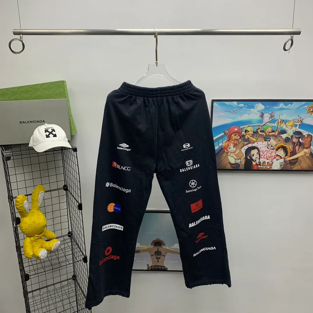 The top tested version [BALENCIAGA] Balenciaga 24FW new multi-logo printed ripped sweatpants - the fabric is made of Paris ZP custom-woven and dyed cotton terry fabric, weight 400 grams, clean cloth surface, clear cloth pattern, soft and comfortable, good color fastness, not easy to change color -It adopts custom weaving and dyeing without color difference, and the printing adopts digital direct printing and Kangli printing. The garment is old and worn, with ultra-high craftsmanship. The version adopts loose OS silhouette design. COLOR: black, off-white, SIZE: S M L P: 396