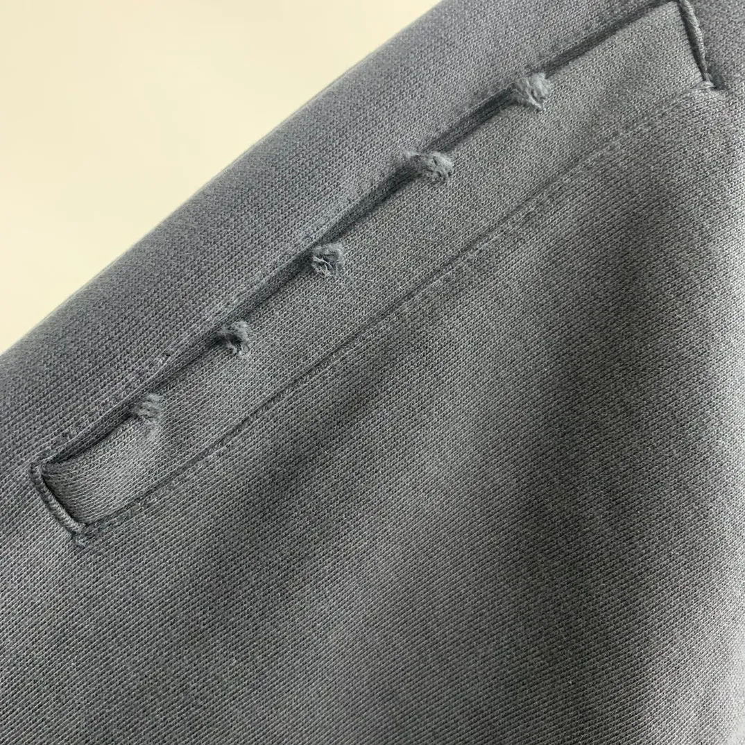 The top tested version [BALENCIAGA] Balenciaga 24FW new multi-logo printed ripped sweatpants - the fabric is made of Paris ZP custom-woven and dyed cotton terry fabric, weight 400 grams, clean cloth surface, clear cloth pattern, soft and comfortable, good color fastness, not easy to change color -It adopts custom weaving and dyeing without color difference, and the printing adopts digital direct printing and Kangli printing. The garment is old and worn, with ultra-high craftsmanship. The version adopts loose OS silhouette design. COLOR: black, off-white, SIZE: S M L P: 396