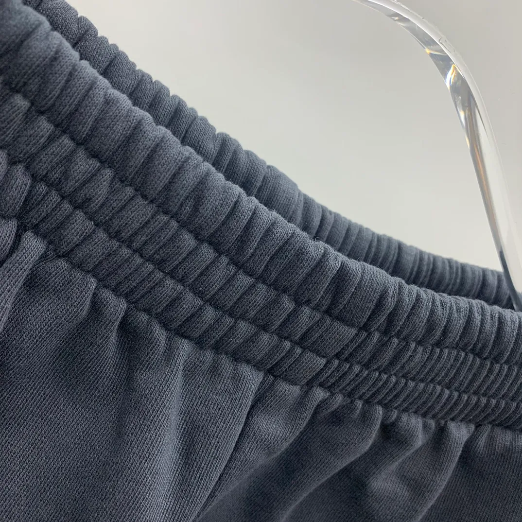 The top tested version [BALENCIAGA] Balenciaga 24FW new multi-logo printed ripped sweatpants - the fabric is made of Paris ZP custom-woven and dyed cotton terry fabric, weight 400 grams, clean cloth surface, clear cloth pattern, soft and comfortable, good color fastness, not easy to change color -It adopts custom weaving and dyeing without color difference, and the printing adopts digital direct printing and Kangli printing. The garment is old and worn, with ultra-high craftsmanship. The version adopts loose OS silhouette design. COLOR: black, off-white, SIZE: S M L P: 396