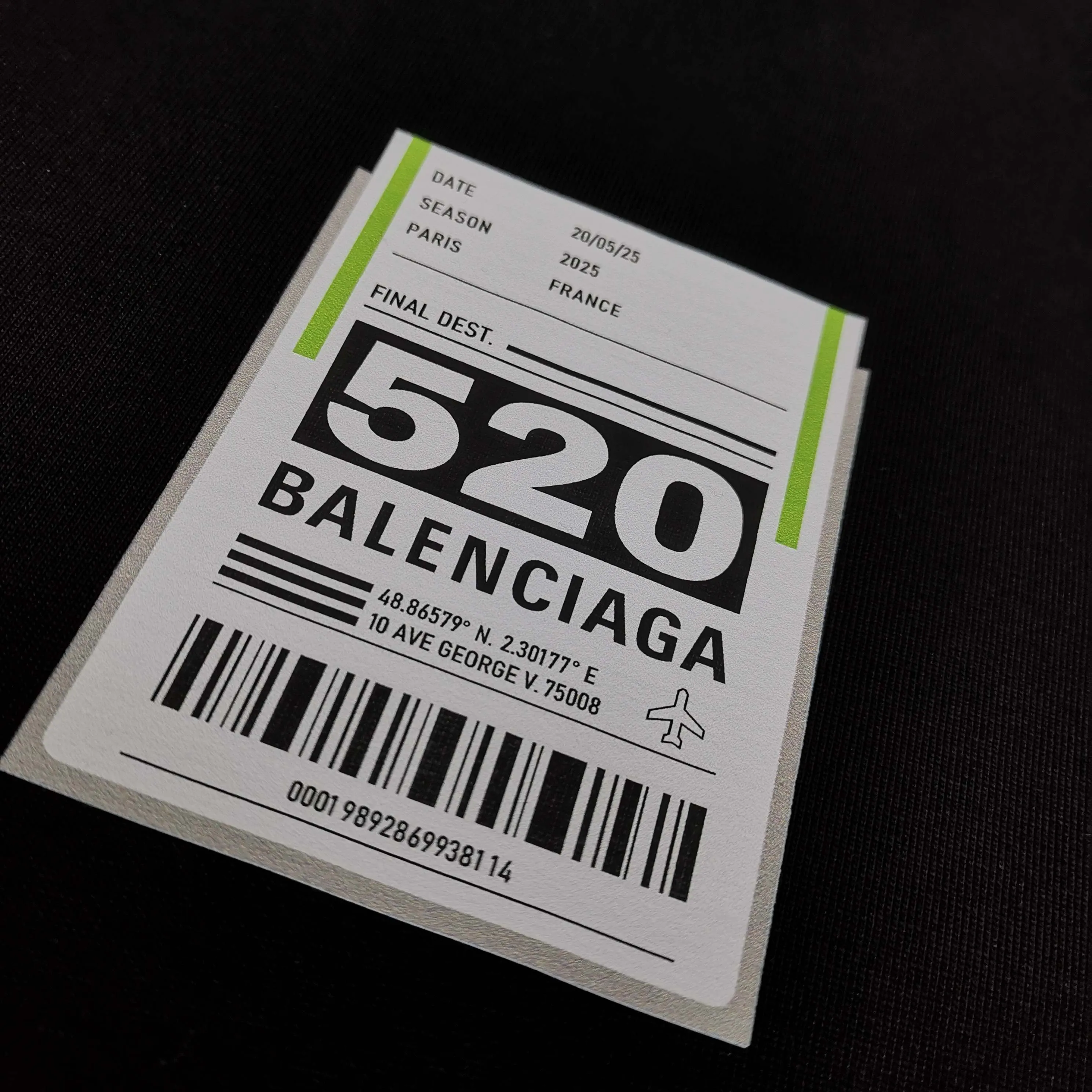 [Top version. Official website quality] BALENCI*GA/Paris. SS25 latest model, Paris.. Label 520 printed short-sleeved T-shirt. Brick cabinet synchronization. Genuine product developed at the first time, welcome to compare! The fabric is made of Paris ZP custom-woven and dyed cotton double yarn. Weighing 260 grams, the cloth surface is clean. The cloth pattern is clear, soft and comfortable. The threads are dyed with no color difference. The printing uses environmentally friendly imported rubber paddles. The letters are clear and the effect is three-dimensional. The version adopts OS loose shoulder design. Same style for men and women. Color: black, white. Size: XS S M L P240