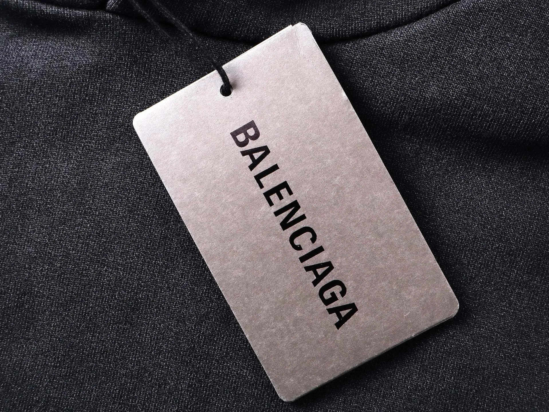 🅿️330 real photos [Top version. Official website quality] BALENCI*GA/25 new model. The latest SS25 style hooded sweatshirt with Paris LOGO embroidery on the front and back. Research and development at the first time, different market currencies. Comparisons welcome. The fabric is made of Paris ZP custom-woven and dyed cotton sweatshirt. Weighing 460 grams, the cloth surface is clean. The cloth pattern is clear, soft and comfortable. The threads are dyed with no color difference. The embroidery is done with embroidery machines imported from Tajima, and the garments are washed and aged. Jubie market currency. Welcome to compare. The version adopts OS loose shoulder design. Same style for men and women. Code: BL259969 Color: washed black Size: XS S M L