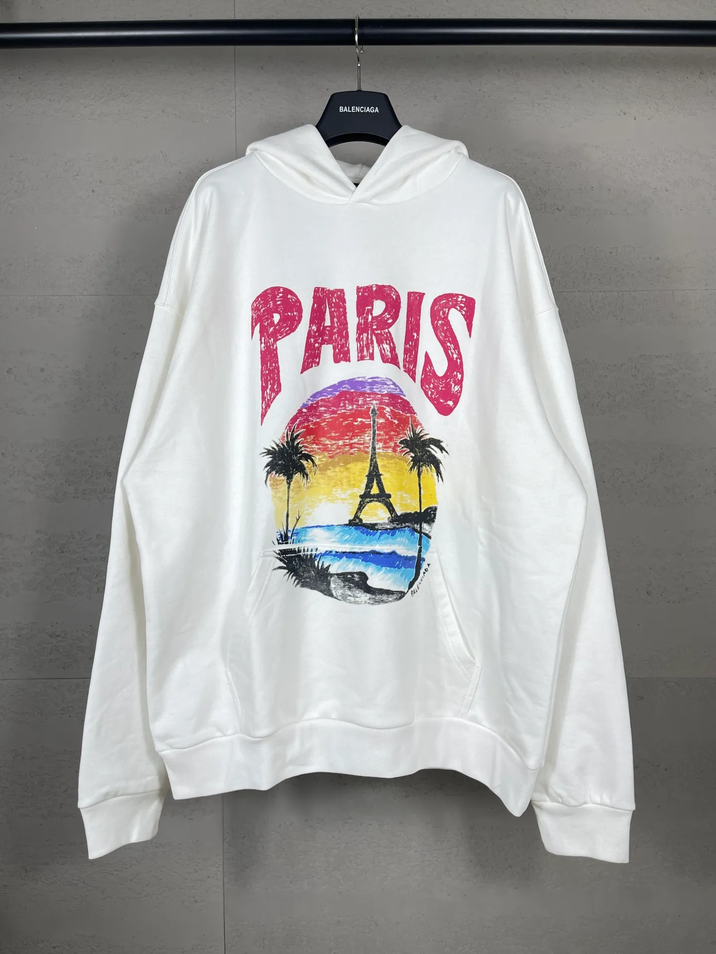🅿️320 real photos [Top version. Official website quality] BALENCI*GA/Paris. Hawaiian sunset coconut palm tower LOGO pattern direct-printed hooded sweatshirt. Brick cabinet synchronization. The fabric is made of Paris ZP custom-woven and dyed cotton sweatshirt. The weight is 460 grams. The cloth surface is clean. The cloth pattern is clear, soft and comfortable. The threads are dyed with no color difference. The classic pattern printing uses imported machine direct printing. The effect is three-dimensional and restores the brick cabinet. Different market currencies, welcome to compare. The version adopts OS loose shoulder design. Same style for men and women. Code: BL238920 Color: black, white Size: XS S M L