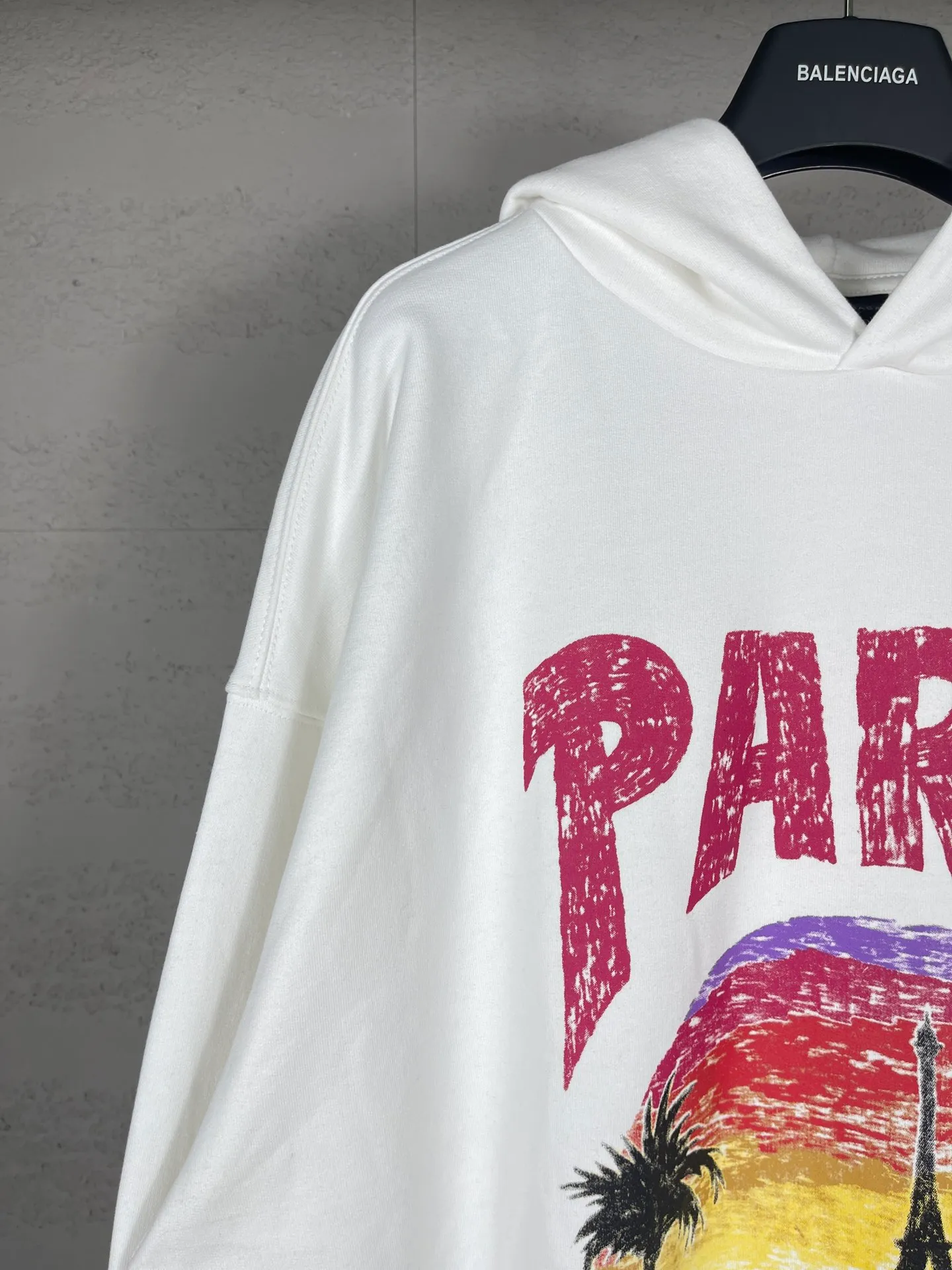 🅿️320 real photos [Top version. Official website quality] BALENCI*GA/Paris. Hawaiian sunset coconut palm tower LOGO pattern direct-printed hooded sweatshirt. Brick cabinet synchronization. The fabric is made of Paris ZP custom-woven and dyed cotton sweatshirt. The weight is 460 grams. The cloth surface is clean. The cloth pattern is clear, soft and comfortable. The threads are dyed with no color difference. The classic pattern printing uses imported machine direct printing. The effect is three-dimensional and restores the brick cabinet. Different market currencies, welcome to compare. The version adopts OS loose shoulder design. Same style for men and women. Code: BL238920 Color: black, white Size: XS S M L