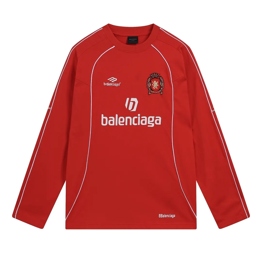 🅿️300 real photos [Top version. Official website quality] BALENCI*GA/Paris new model. Co-branded football sportswear LOGO embroidered printed long-sleeved T-shirt # The whole piece of clothing is stitched with multiple stitching edges. The craftsmanship is extremely complex and the market currency is very different. Welcome to compare 🆚. The fabric is made of Paris ZP custom-woven and dyed cotton double yarn. Weighing 260 grams, the cloth surface is clean. The cloth pattern is clear, soft and comfortable. The threads are dyed with no color difference. The classic pattern embroidery is embroidered by Tajima imported embroidery machine, and the printing uses imported glue. The letters are clear, three-dimensional and without burrs. Jubie market produces pictures based on pictures. Welcome to compare. The version adopts OS loose shoulder design. Same style for men and women. Code: BL225036 Color: black, white, pink, red, fluorescent yellow Size: XS S M L