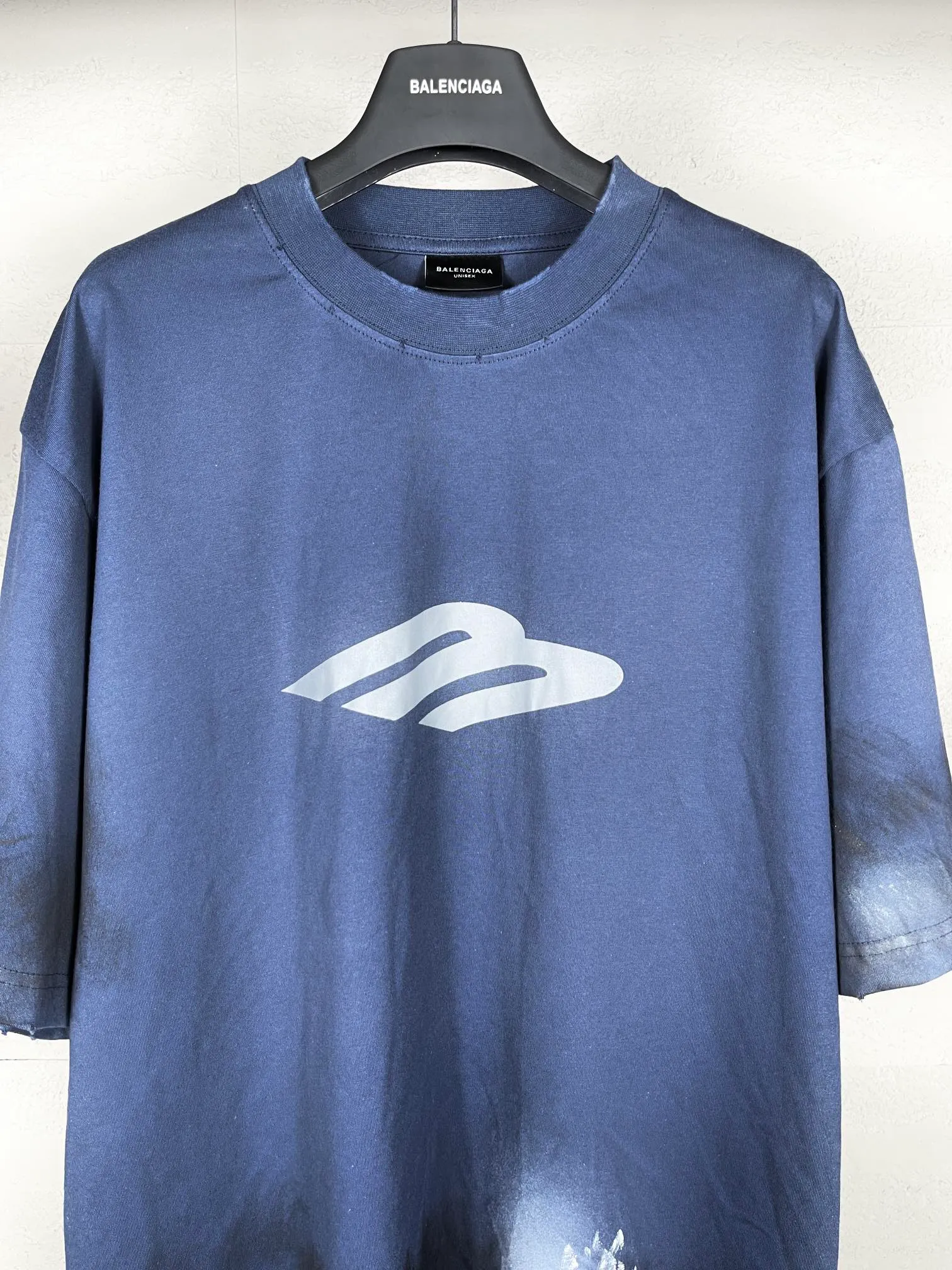 🅿️200 real photos [Top version. Official website quality] BALENCI*GA/Paris. 2024 latest front 3B mud hand-painted washed and distressed short-sleeved T-shirt. Brick cabinet synchronization. ⚠️Difference market currency. YB development. Worn. Hand-painted consistent with ZP. The fabric is made of Paris ZP custom-woven and dyed 100% cotton double yarn compact cotton. The weight is 260 grams, the cloth surface is clean. The cloth pattern is clear, soft and comfortable. The threads are dyed with no color difference. Ready-made garments are hand-painted, spray-painted, worn, distressed, and extra heavy-duty. Comparisons welcome. The version adopts OS loose shoulder design. Same style for men and women. Code: BL223388 Color: black, blue Size: XS. S. M. L
