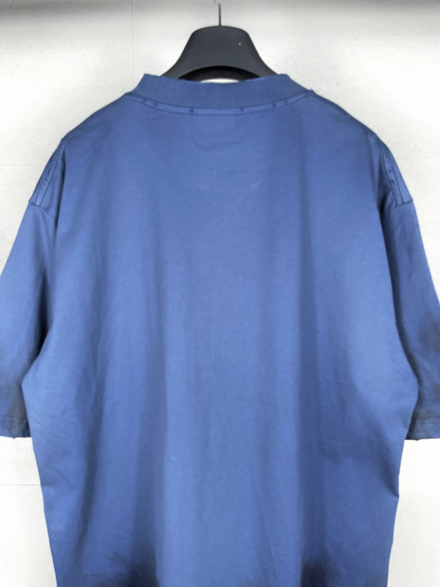 🅿️200 real photos [Top version. Official website quality] BALENCI*GA/Paris. 2024 latest front 3B mud hand-painted washed and distressed short-sleeved T-shirt. Brick cabinet synchronization. ⚠️Difference market currency. YB development. Worn. Hand-painted consistent with ZP. The fabric is made of Paris ZP custom-woven and dyed 100% cotton double yarn compact cotton. The weight is 260 grams, the cloth surface is clean. The cloth pattern is clear, soft and comfortable. The threads are dyed with no color difference. Ready-made garments are hand-painted, spray-painted, worn, distressed, and extra heavy-duty. Comparisons welcome. The version adopts OS loose shoulder design. Same style for men and women. Code: BL223388 Color: black, blue Size: XS. S. M. L