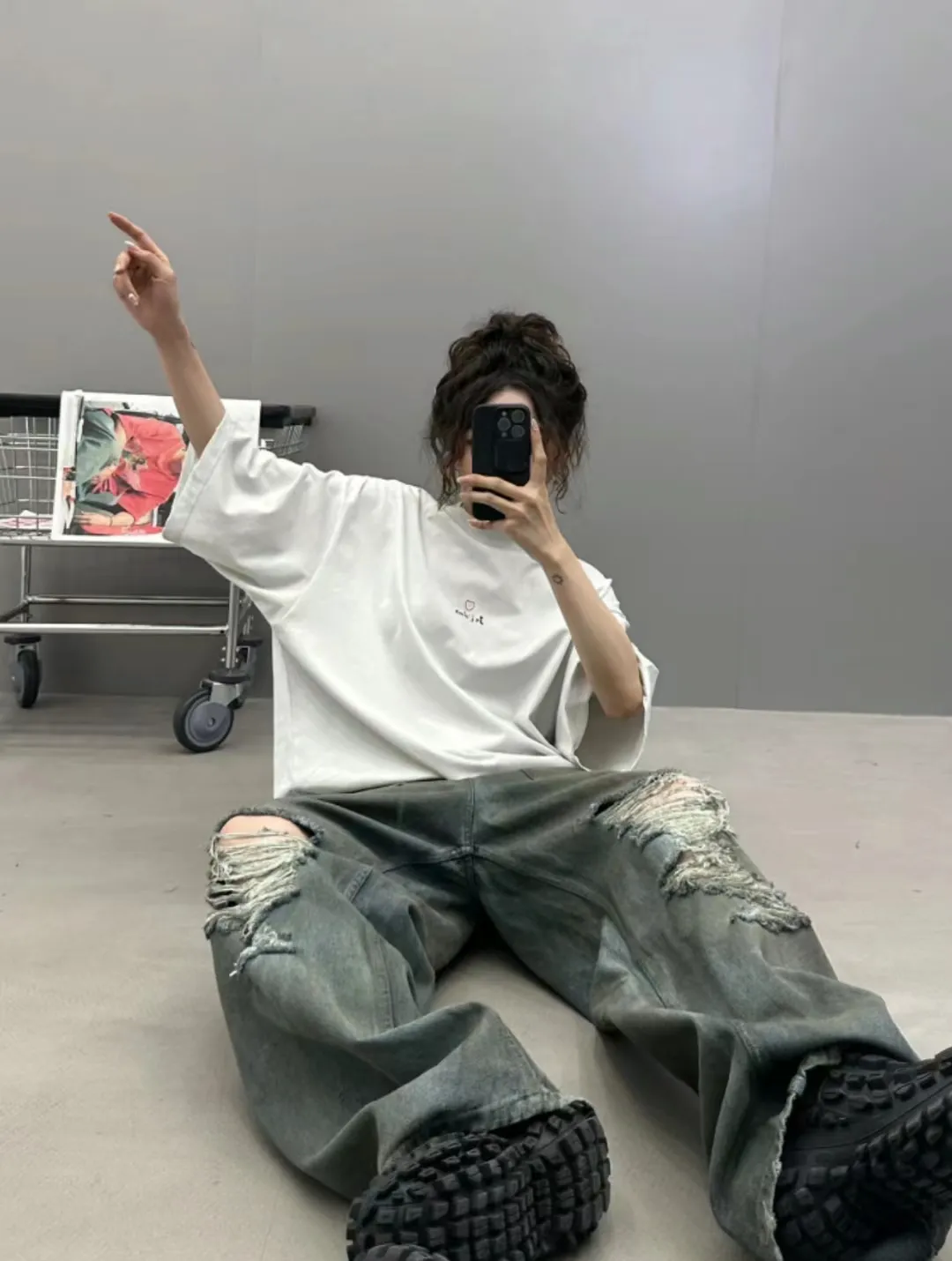 ♻️💯Reference model picture for the upper body❤️The top tested version of BALENCIAGA's "Tanabata Little Heart" printed short-sleeved T-shirt of the same style for male and female couple stars. The front is decorated with ie t'aime art work embroidery | The lower back is decorated with brand logo embroidery | Distressed effect. Combed cotton is more durable than cotton. Combed cotton fabrics are durable and washable. They use better quality cotton, so the fabrics are not prone to pilling.  The new plate-making process that imitates hand embroidery has the rough feel of hand embroidery, and the stitching method is adjusted according to the original pattern. After embroidery, the stitching technique is imitated by hand embroidery, and the smooth curves highlight the embroidery effect.  The main body of the logo pattern is precision stitched; the embroidery is very fine and dense. Linen embroidery thread is used combined with dense processing to increase the three-dimensional effect, and the embroidery body has a subtle matte visual texture. Color: red black white P:260 Size: S--XL