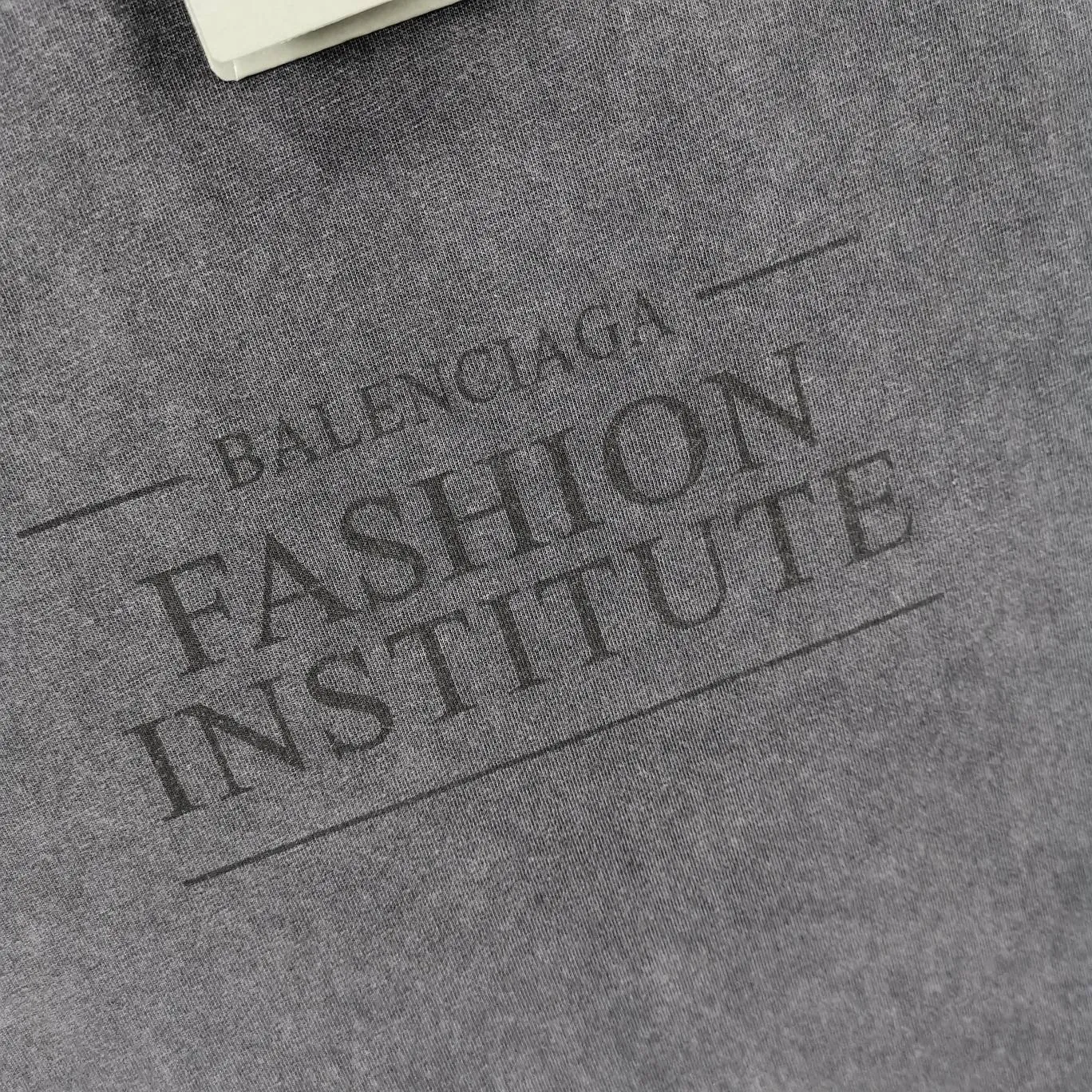[New] The top tried and tested version of BALENCIAGA's new Paris Fashion Institute limited edition design team prints the same style short-sleeved T-shirts for male and female couples stars. It uses high-coverage screen water slurry technology, and is printed after washing. Ready-made garments are washed, fried snowflakes and sanded. The scrap rate is very high. Full of craftsmanship. 32S 280g double-ply double yarn pure cotton fabric. Ready-made garments are shaped and washed! Full of drape. Accessories: Butter paper with logo, three-label synchronous official website Size: XS-L Color: Washed black P:280