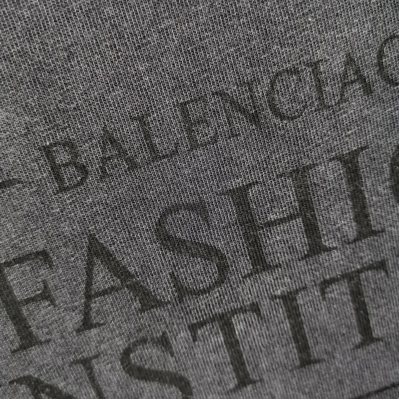 [New] The top tried and tested version of BALENCIAGA's new Paris Fashion Institute limited edition design team prints the same style short-sleeved T-shirts for male and female couples stars. It uses high-coverage screen water slurry technology, and is printed after washing. Ready-made garments are washed, fried snowflakes and sanded. The scrap rate is very high. Full of craftsmanship. 32S 280g double-ply double yarn pure cotton fabric. Ready-made garments are shaped and washed! Full of drape. Accessories: Butter paper with logo, three-label synchronous official website Size: XS-L Color: Washed black P:280