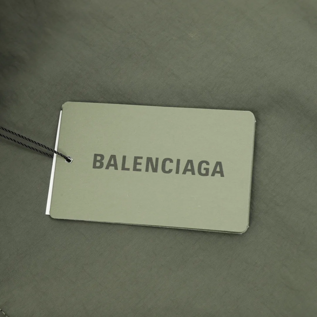 🅿️620 Balenciaga/Balenciaga three-color double-ring printed stand-up collar jacket. It is made of customized matt Taslan professional fabrics, plus three-proof coating process, Teflon anti-fouling treatment, anti-oil stains and easy to clean, polyester high-density bird's eye mesh lining, three-dimensional circulation breathable structure, quick moisture export, anti-static treatment, more comfortable to wear in autumn and winter, imported environmentally friendly glue screen printing, custom hardware zipper double puller LOGO, custom accessories three labels Size: XS-L