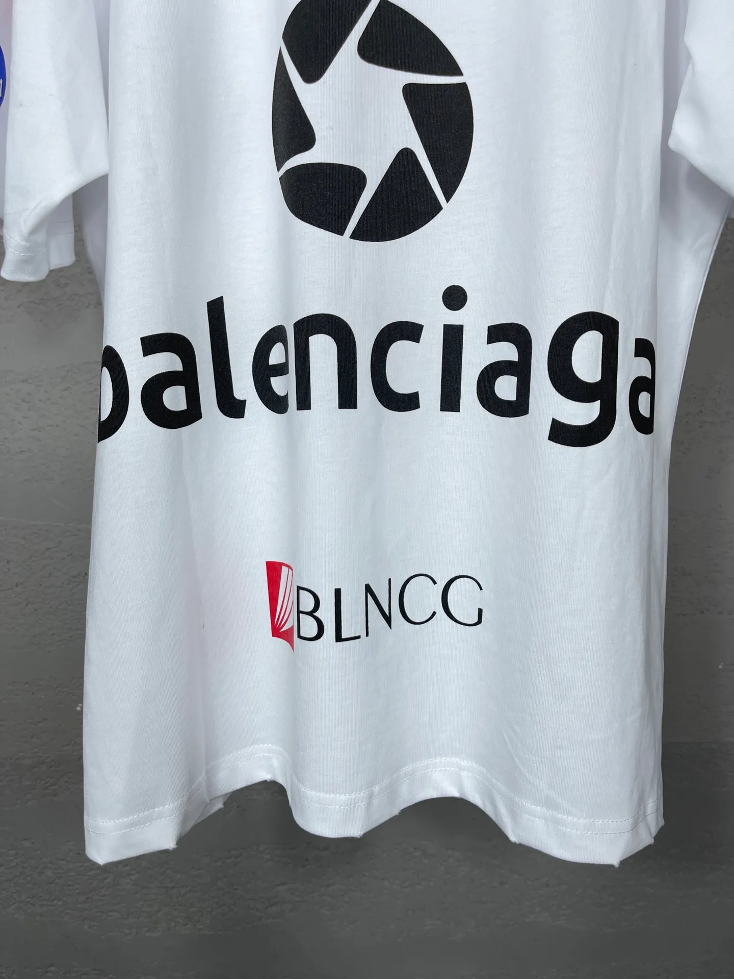 🅿️206 Real photos [Top version. Official website quality] BALENCI*GA/Paris BALENCI*GA#2024 latest model, multiple LoGO classic printed collars embroidered ready-to-wear distressed short-sleeved T-shirts. Brick cabinet synchronization. Genuine products are developed and developed in the first time. Welcome to compare! The fabric is made of Paris ZP custom-woven and dyed 100% cotton double-yarn compact cotton. The weight is 260 grams. The cloth surface is clean. The cloth pattern is clear. It is soft and comfortable. It has good color fastness and is not easy to change color. The threads are woven and dyed with no color difference. The printing is done by computer direct printing, and the rib embroidery on the back collar has a three-dimensional effect. The garment is worn and worn, with ultra-high craftsmanship. The version adopts the OS loose shoulder style. Same style for men and women. Coding: BL223206 Color: white, gray blue Size: XS to L