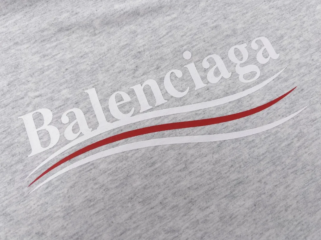 🅿️166 Detailed picture [Top version. Official website quality] BALENCI*GA/Paris #Classic, Coke printed short-sleeved T-shirt# The fabric is made of Paris ZP custom-woven and dyed cotton double yarn. Weighing 260 grams, the cloth surface is clean. The cloth pattern is clear, soft and comfortable. The threads are dyed with no color difference. The classic pattern printing uses environmentally friendly imported glue and precision stencil. The letters are clear. No burrs. The three-dimensional effect is strong. All colors are synchronized with the brick cabinets, custom woven and dyed, and will not fade. Different market currencies. The version adopts OS loose shoulder style. Same style for men and women. Code: BL223029 Color: White. Black. Yellow. Red. Gray. Gray blue. Blue. Army green and navy. Size: XS to L