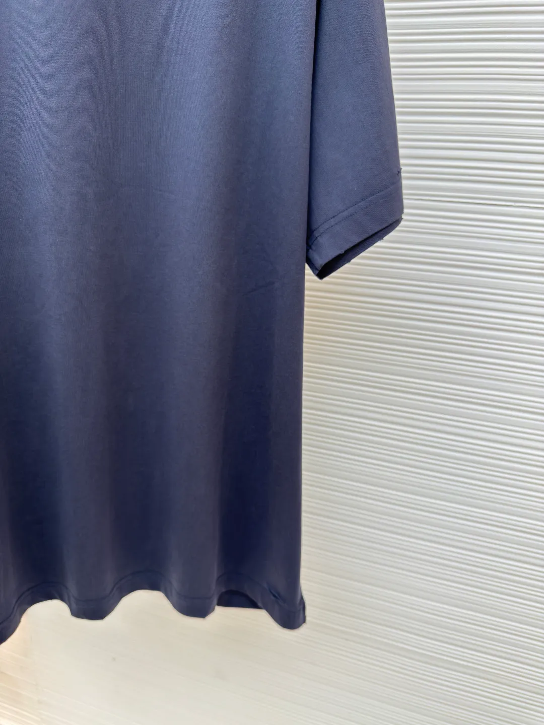 Balenciaga Masking Tape Short Sleeves ●Authentic product: Purchased and developed by 4002 ●Item No.: 1680276-A35 ●Fabric: Ribbed process ●Technology: Washed and brushed ●Version: Fitted version ●Weight: about 365 grams ●Size: 1-2-3-4 ●Description: The sleeves and hem are worn with a frayed effect. The lining is clean, no ends, no excess edges, the shoulders are frayed, and the stitching is straight. Three-needle and five-thread craftsmanship. The shoulders are lined with taping. The fabric is made of distressed washed and brushed technology. The collar is designed with frayed holes. The ribbed fabric is custom-woven and dyed. The color is consistent and there is no color difference. Masking tape letters are used on the chest. The overall process of heavy craftsmanship. The washed fabric is comfortable and soft. The effect is worn and washed. The letters on the back are manually counter-positioned and shaped with a hot plate for glue printing. The overall wiring is straight and delicate, the fabric is comfortable and soft, and the color is consistent without color difference. It can be matched with the same style to create a fashionable look and control various occasions. Customized accessories, complete with three standards, same style for men and women!