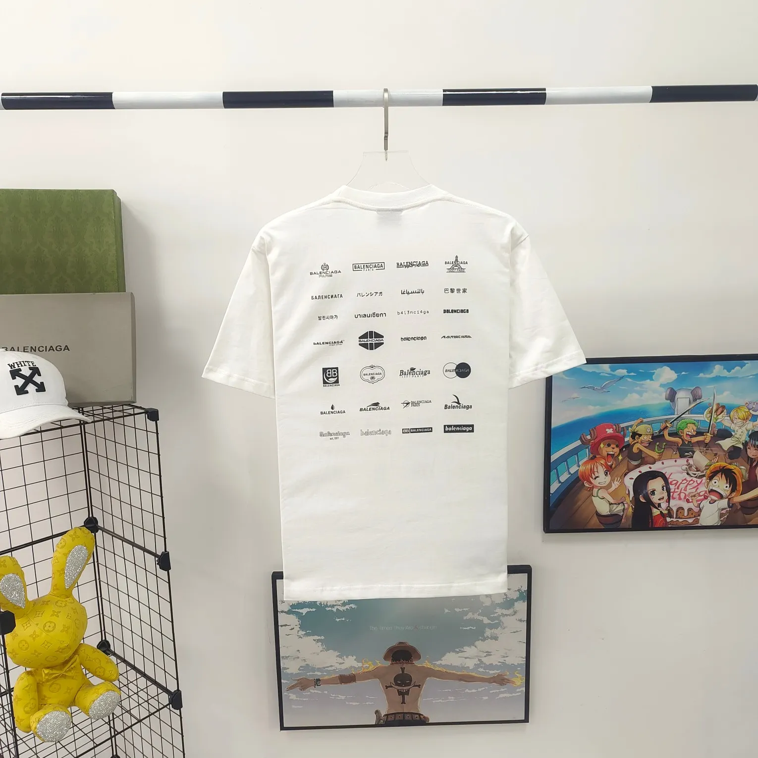 [New] The top version of Balenciaga BALENCIAGA is fully printed with LOGO slogans for male and female couples stars. The same style pure cotton loose short-sleeved T-shirt. Balenciaga was founded by Cristobal Balenciaga, a great genius designer who is known as the representative of the 20th century. For more than half a century since the brand was founded, Balenciaga has been famous for its fashion and elegance in the fashion industry. You can find any of your favorite logos on the front and back of this piece, Ness.  The front and rear printing uses low-coverage screen printing technology, and the glue is imported. The printing is very delicate, and the scratched out problems are very clear and there are no burrs. The fabric is made of 280g double-ply double-yarn pure cotton loose fabric, which is loose and breathable, has good drying effect, full drape and skin toning. Color: Black White Pink Size: XS-L P:240