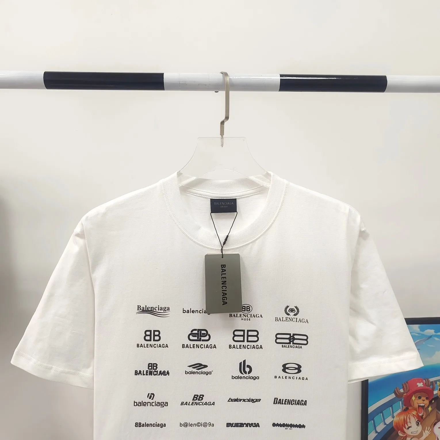 [New] The top version of Balenciaga BALENCIAGA is fully printed with LOGO slogans for male and female couples stars. The same style pure cotton loose short-sleeved T-shirt. Balenciaga was founded by Cristobal Balenciaga, a great genius designer who is known as the representative of the 20th century. For more than half a century since the brand was founded, Balenciaga has been famous for its fashion and elegance in the fashion industry. You can find any of your favorite logos on the front and back of this piece, Ness.  The front and rear printing uses low-coverage screen printing technology, and the glue is imported. The printing is very delicate, and the scratched out problems are very clear and there are no burrs. The fabric is made of 280g double-ply double-yarn pure cotton loose fabric, which is loose and breathable, has good drying effect, full drape and skin toning. Color: Black White Pink Size: XS-L P:240