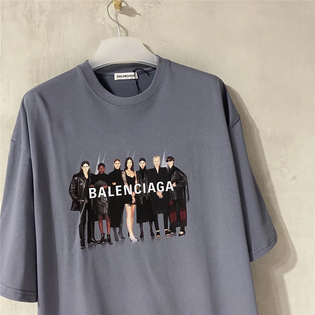 [Top version] BALENCIAGA Paris brick cabinet best-selling model Tiantuan band portrait round neck short sleeve # Original real shot tile detail picture‼ ️ Exclusive custom-woven 280g 32S double-yarn pure cotton material. The fabric is comfortable and soft. The large-area portrait pattern on the front adopts imported top anti-Kangli digital direct-injection printing technology (printing can achieve face recognition). Thread closing. Precision knitting. Double-layer fabric. Good closing effect. Hem is sewn with double stitching. OS loose version. Same style for men and women. Size: XS-L. Color: band gray. P:250.