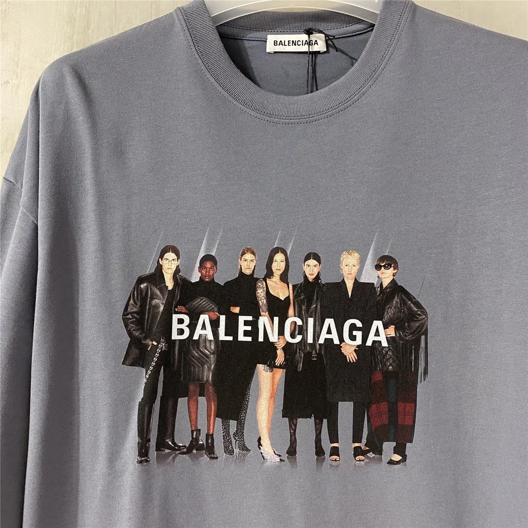 [Top version] BALENCIAGA Paris brick cabinet best-selling model Tiantuan band portrait round neck short sleeve # Original real shot tile detail picture‼ ️ Exclusive custom-woven 280g 32S double-yarn pure cotton material. The fabric is comfortable and soft. The large-area portrait pattern on the front adopts imported top anti-Kangli digital direct-injection printing technology (printing can achieve face recognition). Thread closing. Precision knitting. Double-layer fabric. Good closing effect. Hem is sewn with double stitching. OS loose version. Same style for men and women. Size: XS-L. Color: band gray. P:250.