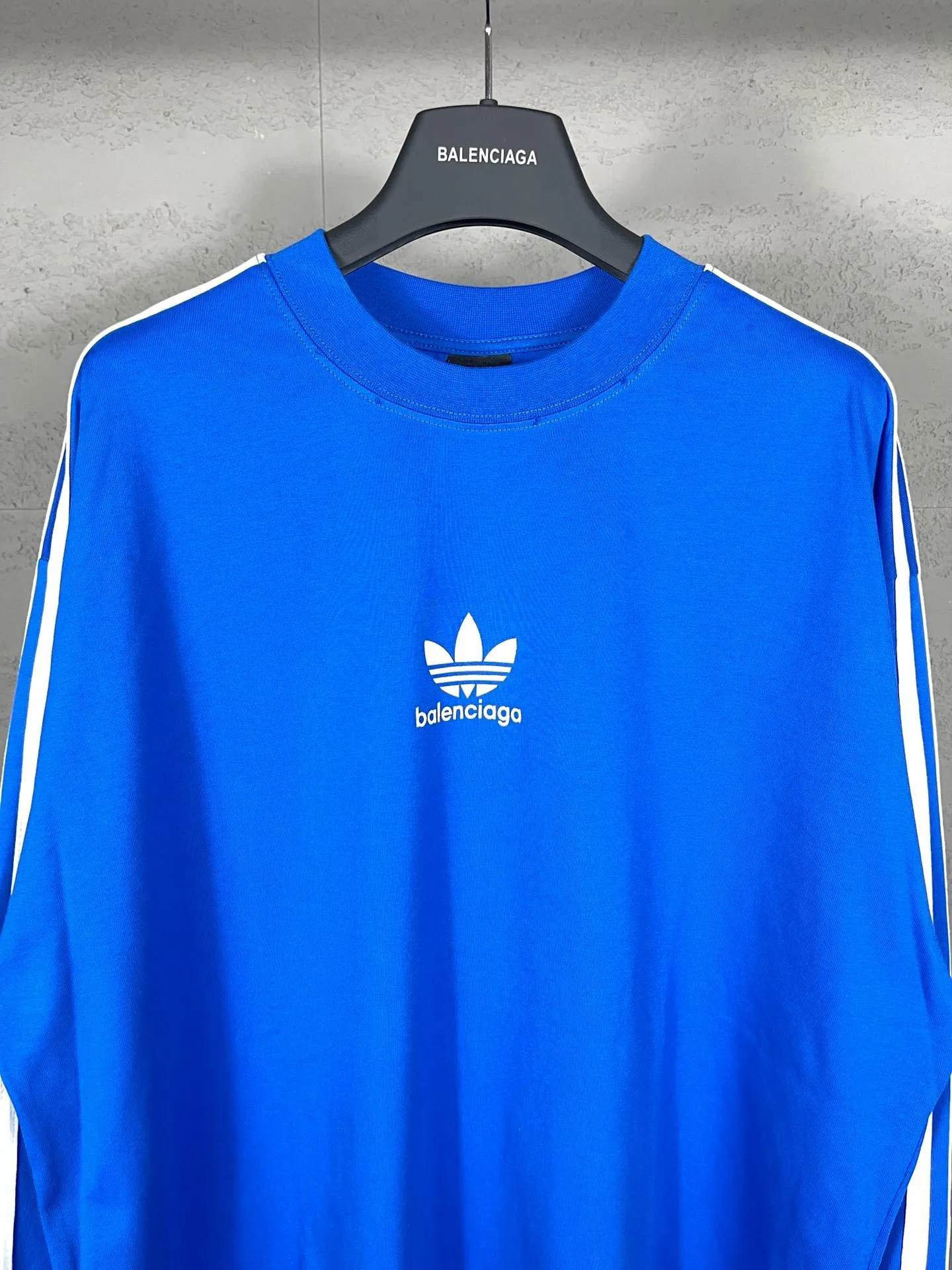 🅿️216 Actual pictures [Top version. Official website quality] BALENCI*GA/Paris co-branded Adidas Adidas clover three-stripe LOGO printed long-sleeved T-shirt #brick cabinet synchronization. Wait for a while to purchase and develop. Differentiating market currency, the fabric is made of Paris ZP custom-woven and dyed cotton double yarn. Weighing 260 grams, the cloth surface is clean. The cloth pattern is clear, soft and comfortable. The threads are dyed with no color difference. The classic pattern is printed with advanced materials, the letters are clear, three-dimensional, without burrs, and the brick cabinet is restored. Comparisons welcome. The version adopts OS loose shoulder design. Same style for men and women. Code: BL225008 Color: black, white, blue Size: XS S M L
