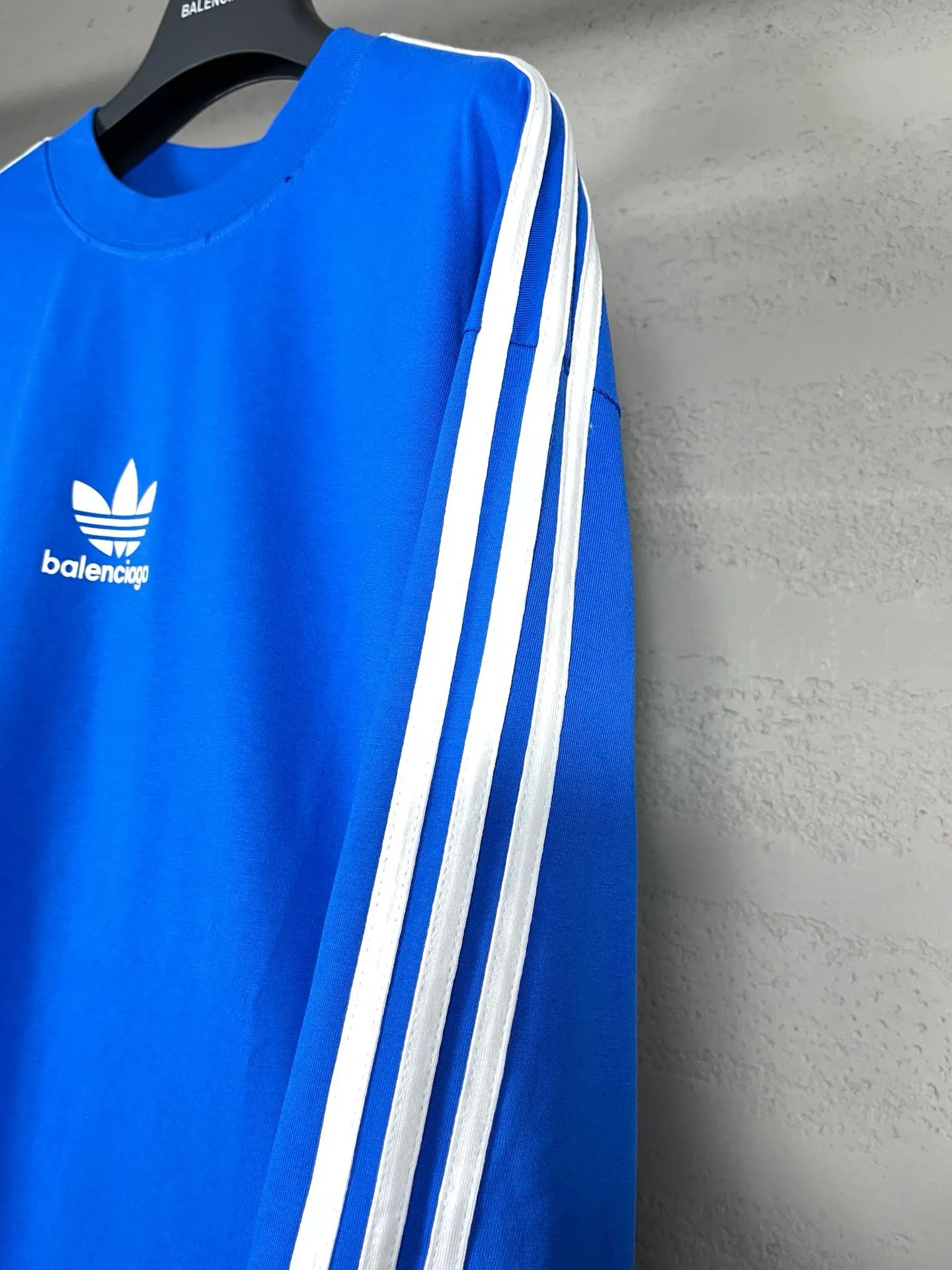 🅿️216 Actual pictures [Top version. Official website quality] BALENCI*GA/Paris co-branded Adidas Adidas clover three-stripe LOGO printed long-sleeved T-shirt #brick cabinet synchronization. Wait for a while to purchase and develop. Differentiating market currency, the fabric is made of Paris ZP custom-woven and dyed cotton double yarn. Weighing 260 grams, the cloth surface is clean. The cloth pattern is clear, soft and comfortable. The threads are dyed with no color difference. The classic pattern is printed with advanced materials, the letters are clear, three-dimensional, without burrs, and the brick cabinet is restored. Comparisons welcome. The version adopts OS loose shoulder design. Same style for men and women. Code: BL225008 Color: black, white, blue Size: XS S M L