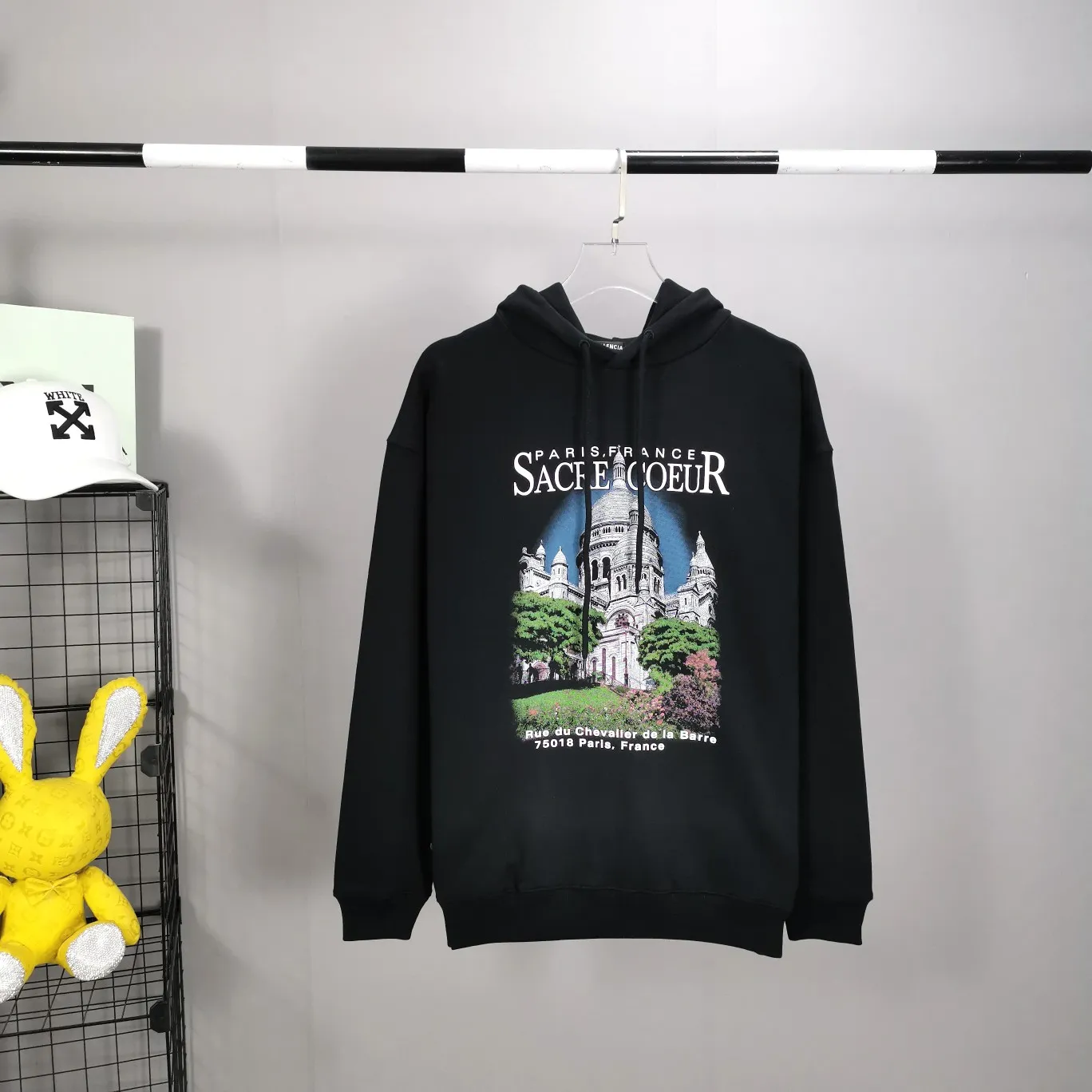 Top tested version BALENCIAGA Balenciaga Sacred Heart Cathedral Garden Notre Dame Castle loose pure cotton men and women couples the same style autumn and winter pure cotton hoodie hooded sweatshirt top quality, each piece has been garment washed. The printing process adopts Kornit Digital 7-color direct printing, which restores the picture quality in high definition. People, trees and buildings are clearly visible and layered. Letter printing details are processed without tooth edges! The cost of front and back printing is enough to buy a box of good cigarettes. Details are as shown in the picture, all products are visually photographed without any modification! The fabric is made of 480g combed cotton terry fabric, which is heavy-weight and has a full drape. The most important thing is that while ensuring the weight, it can also effectively exert its breathable and breathable effect! Exclusive quality shipment Original fabric Self-adhesive coding Counter tag Size: XS-L Color: Black White P: 480