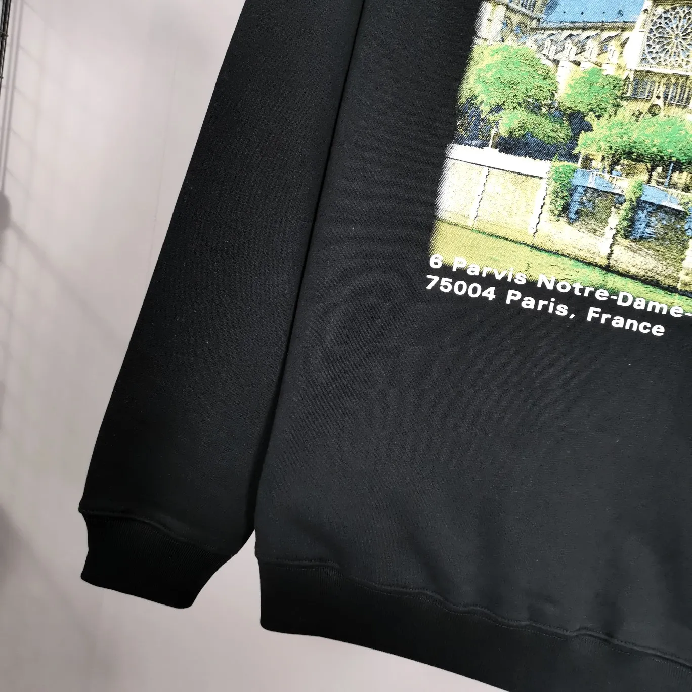 Top tested version BALENCIAGA Balenciaga Sacred Heart Cathedral Garden Notre Dame Castle loose pure cotton men and women couples the same style autumn and winter pure cotton hoodie hooded sweatshirt top quality, each piece has been garment washed. The printing process adopts Kornit Digital 7-color direct printing, which restores the picture quality in high definition. People, trees and buildings are clearly visible and layered. Letter printing details are processed without tooth edges! The cost of front and back printing is enough to buy a box of good cigarettes. Details are as shown in the picture, all products are visually photographed without any modification! The fabric is made of 480g combed cotton terry fabric, which is heavy-weight and has a full drape. The most important thing is that while ensuring the weight, it can also effectively exert its breathable and breathable effect! Exclusive quality shipment Original fabric Self-adhesive coding Counter tag Size: XS-L Color: Black White P: 480