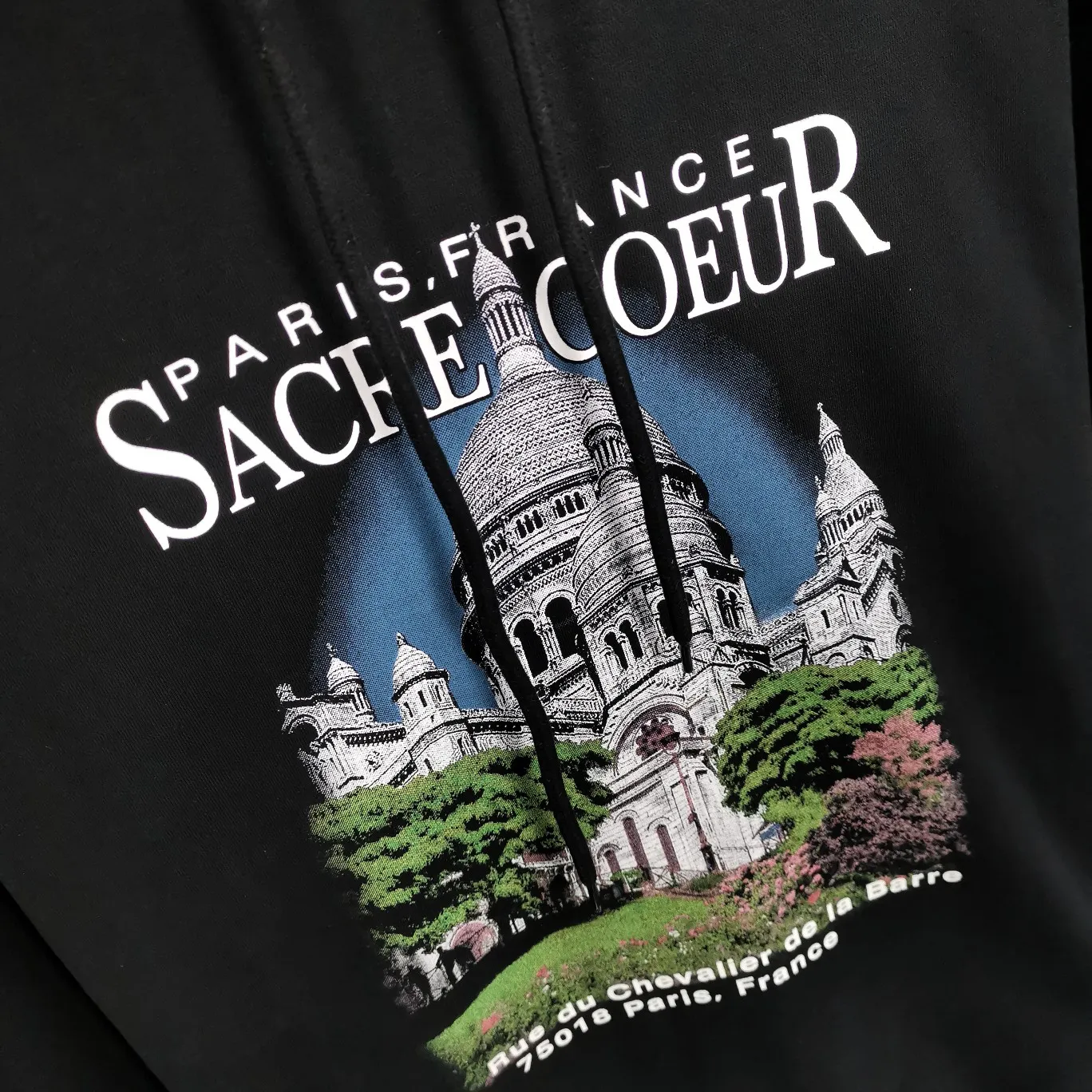 Top tested version BALENCIAGA Balenciaga Sacred Heart Cathedral Garden Notre Dame Castle loose pure cotton men and women couples the same style autumn and winter pure cotton hoodie hooded sweatshirt top quality, each piece has been garment washed. The printing process adopts Kornit Digital 7-color direct printing, which restores the picture quality in high definition. People, trees and buildings are clearly visible and layered. Letter printing details are processed without tooth edges! The cost of front and back printing is enough to buy a box of good cigarettes. Details are as shown in the picture, all products are visually photographed without any modification! The fabric is made of 480g combed cotton terry fabric, which is heavy-weight and has a full drape. The most important thing is that while ensuring the weight, it can also effectively exert its breathable and breathable effect! Exclusive quality shipment Original fabric Self-adhesive coding Counter tag Size: XS-L Color: Black White P: 480